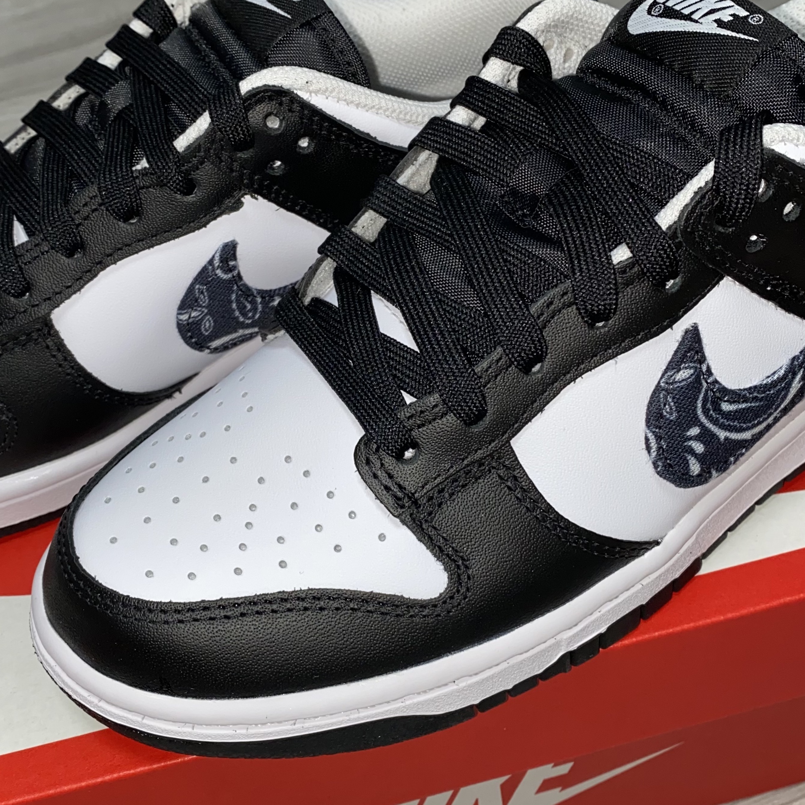(W) Nike Dunk Low Essential Black Paisley 착용 스타일 - 1