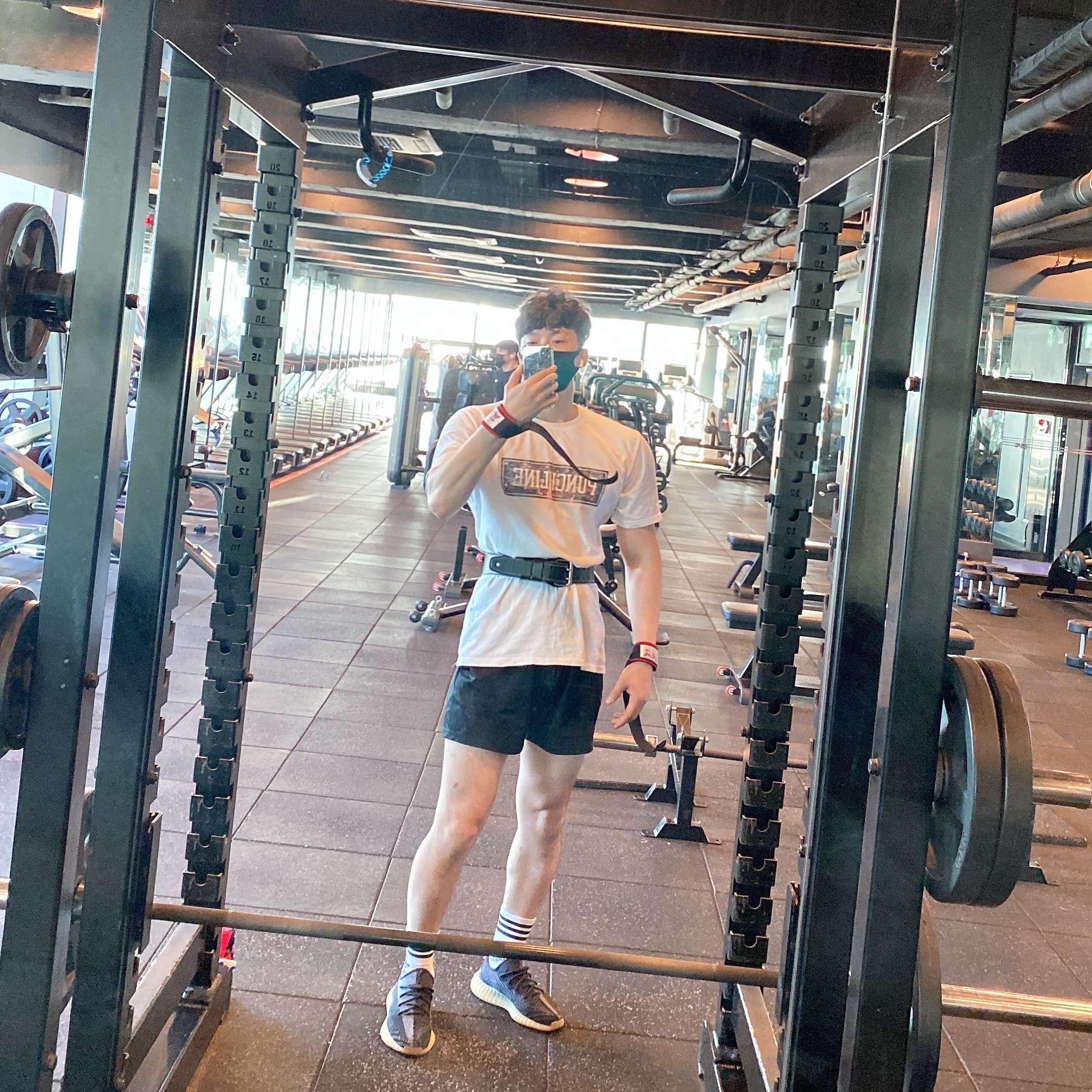 Adidas Yeezy Boost 700 Wave Runner Solid Grey 2017/2019, Adidas Yeezy Boost 350 V2 Carbon 착용 스타일 - 2