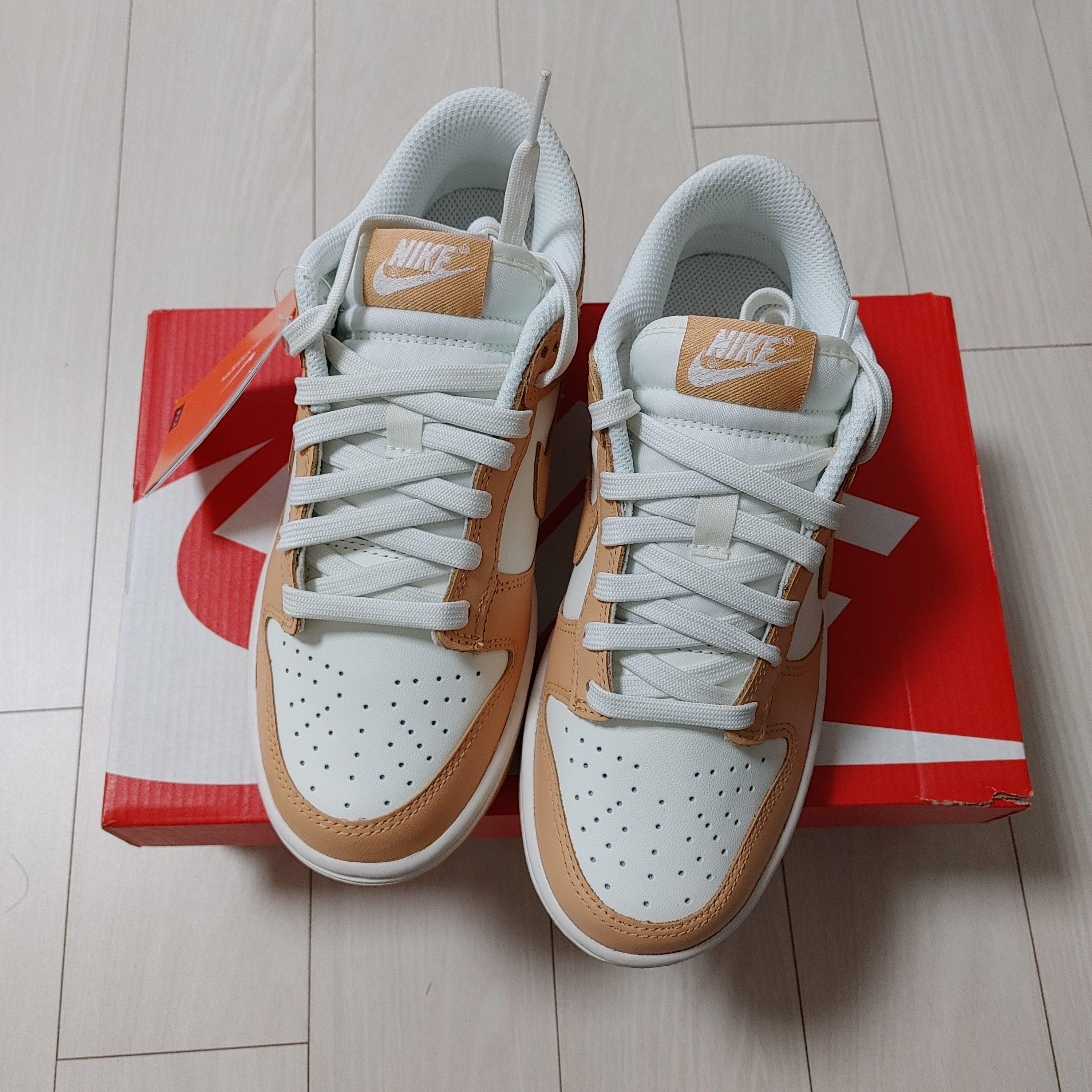 (W) Nike Dunk Low Harvest Moon ์ฐฉ์ฉ ์คํ์ผ - 2