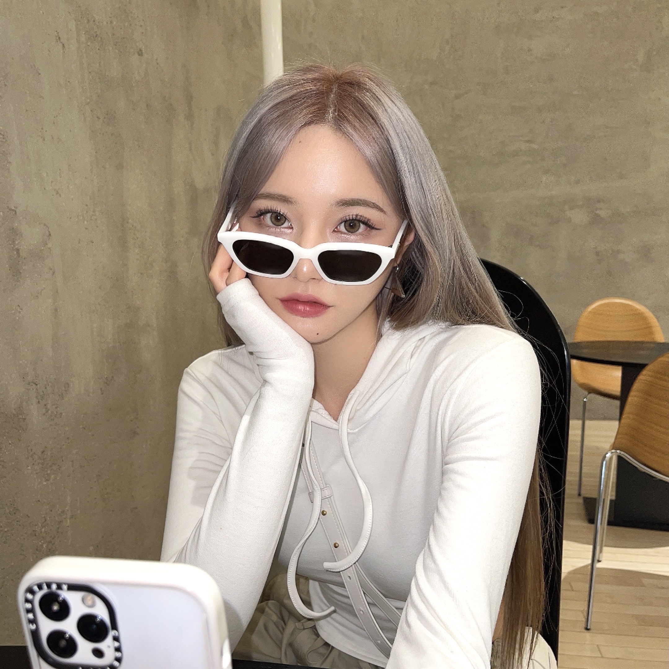 Bottega Veneta Mini Leather Cassette White, Nike x Peaceminusone Kwondo1 White 착용 스타일 - 3