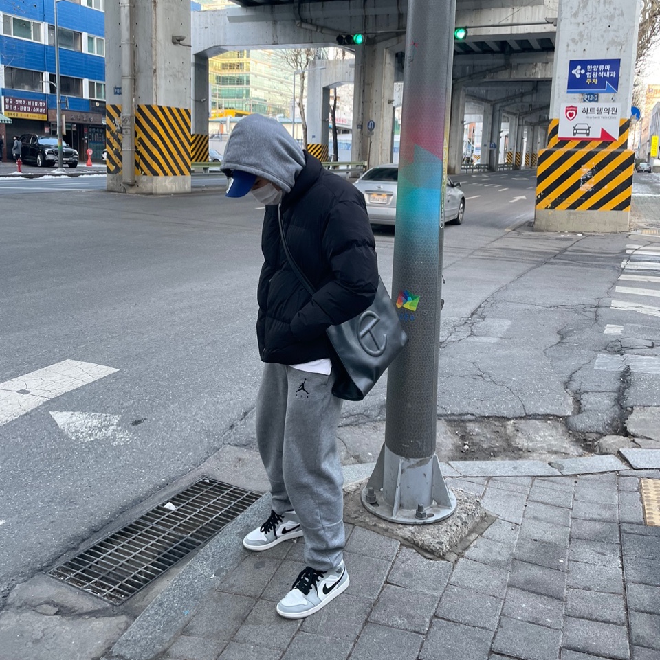 Telfar Medium Shopping Bag Black, Jordan 1 Mid Light Smoke Grey 착용 스타일