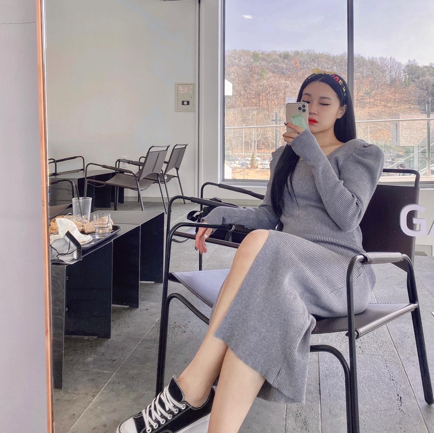 Converse Run Star Hike Low Black, Prada Nylon Mini Pouch Black 착용 스타일 - 1