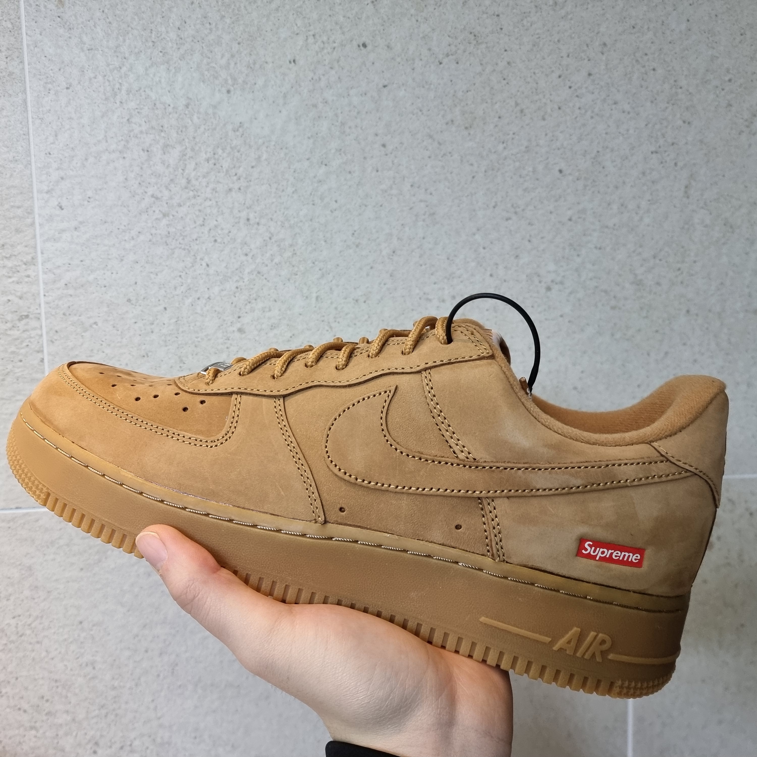 Nike x Supreme Air Force 1 Low Flax 착용 스타일 - 2