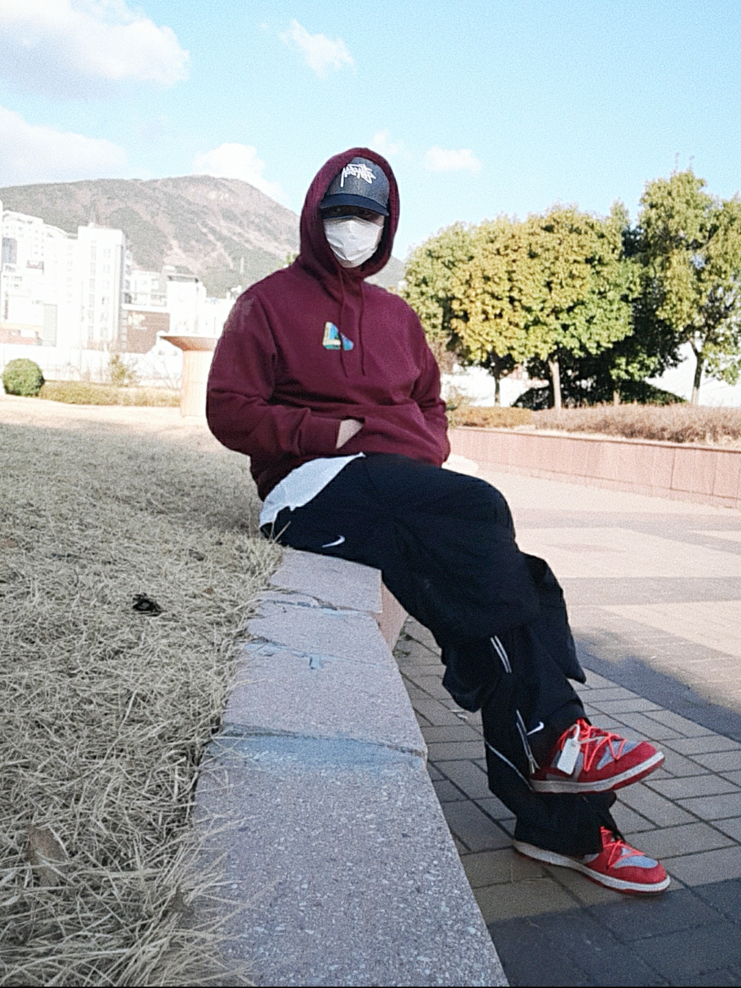 Palace Tri-Dart Hood Burgundy - 20FW, Nike x Off-White Dunk Low University Red 착용 스타일 - 1