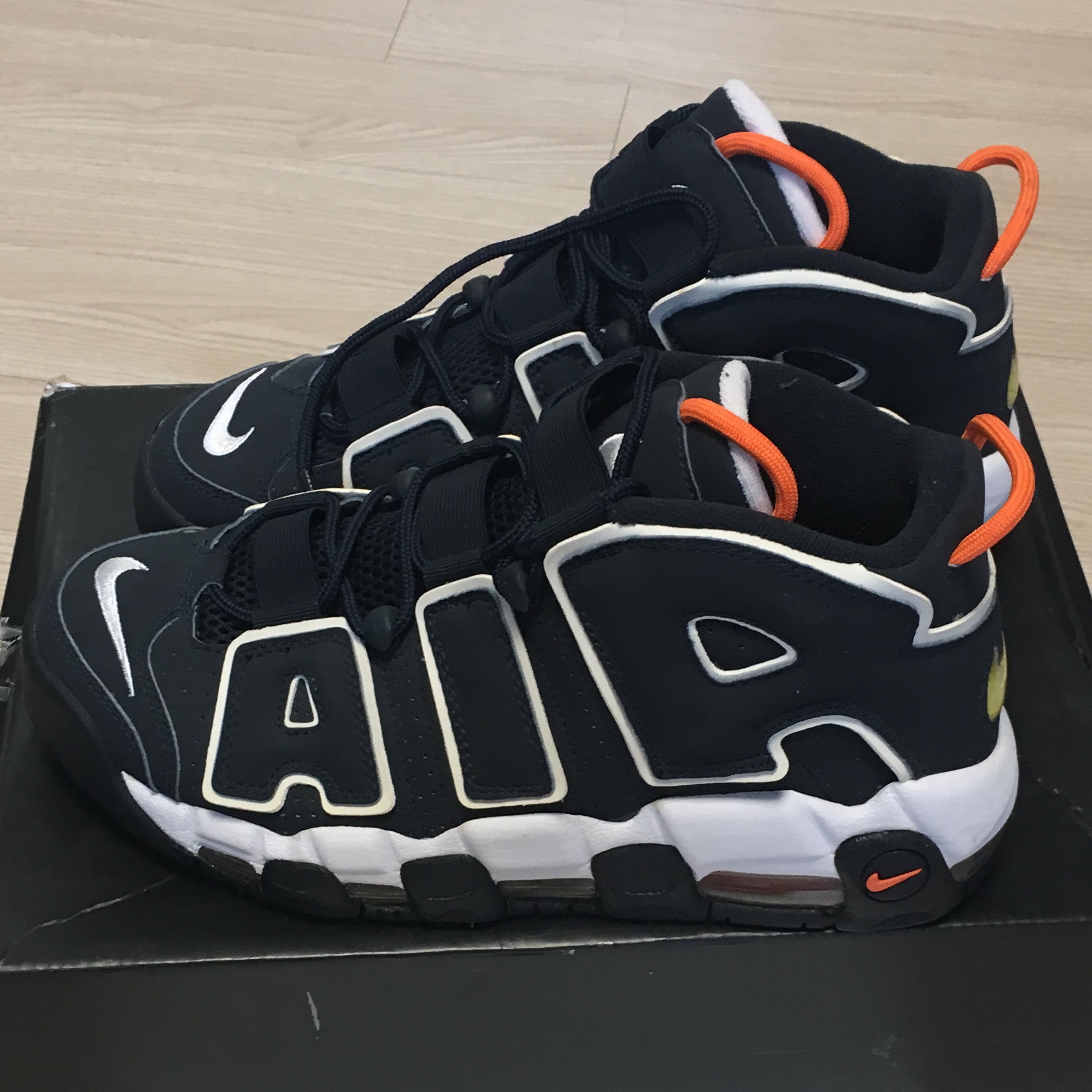 Nike Air More Uptempo Dark Obsidian White 착용 스타일
