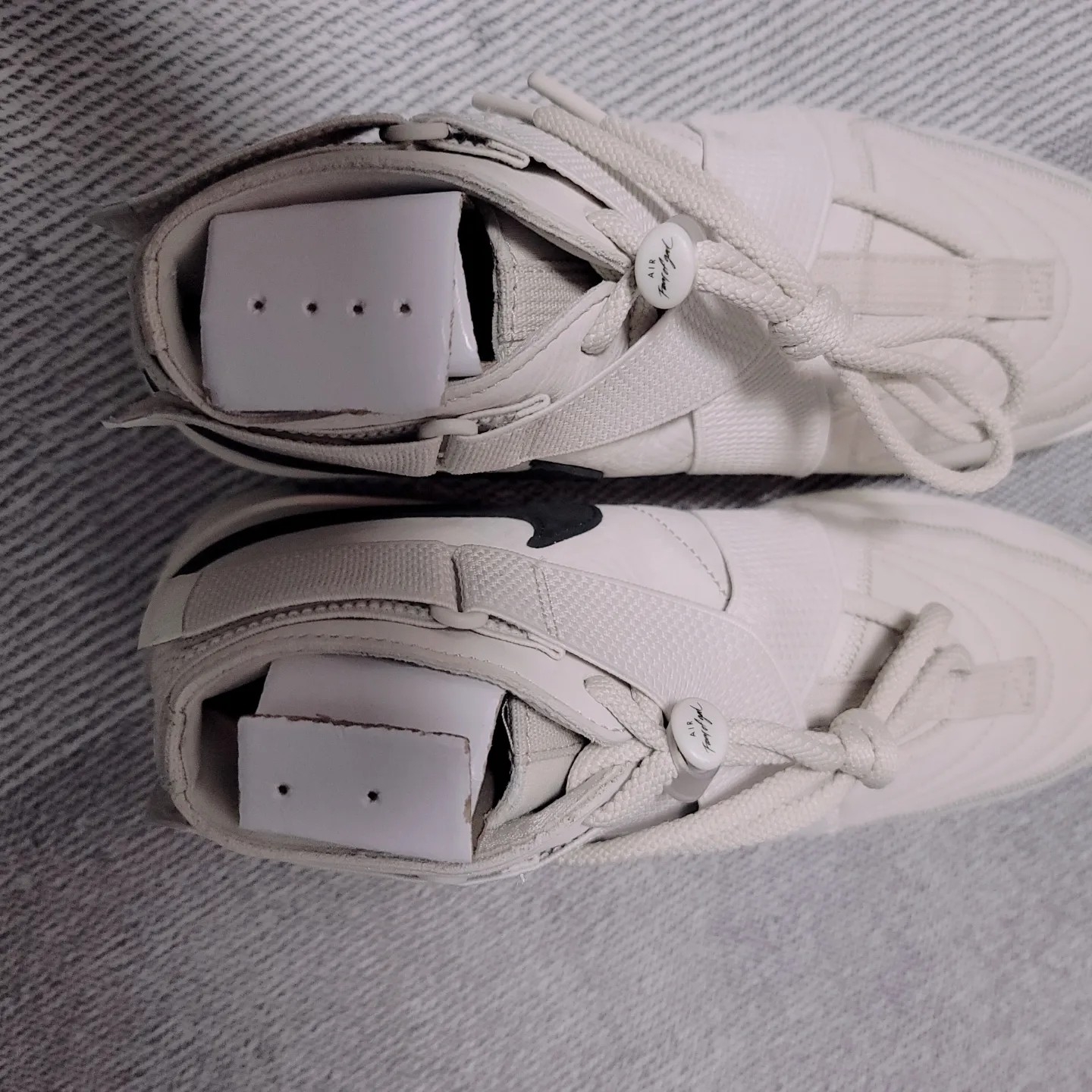 Nike x Fear of God Air Fear of God Raid Light Bone 착용 스타일 - 4