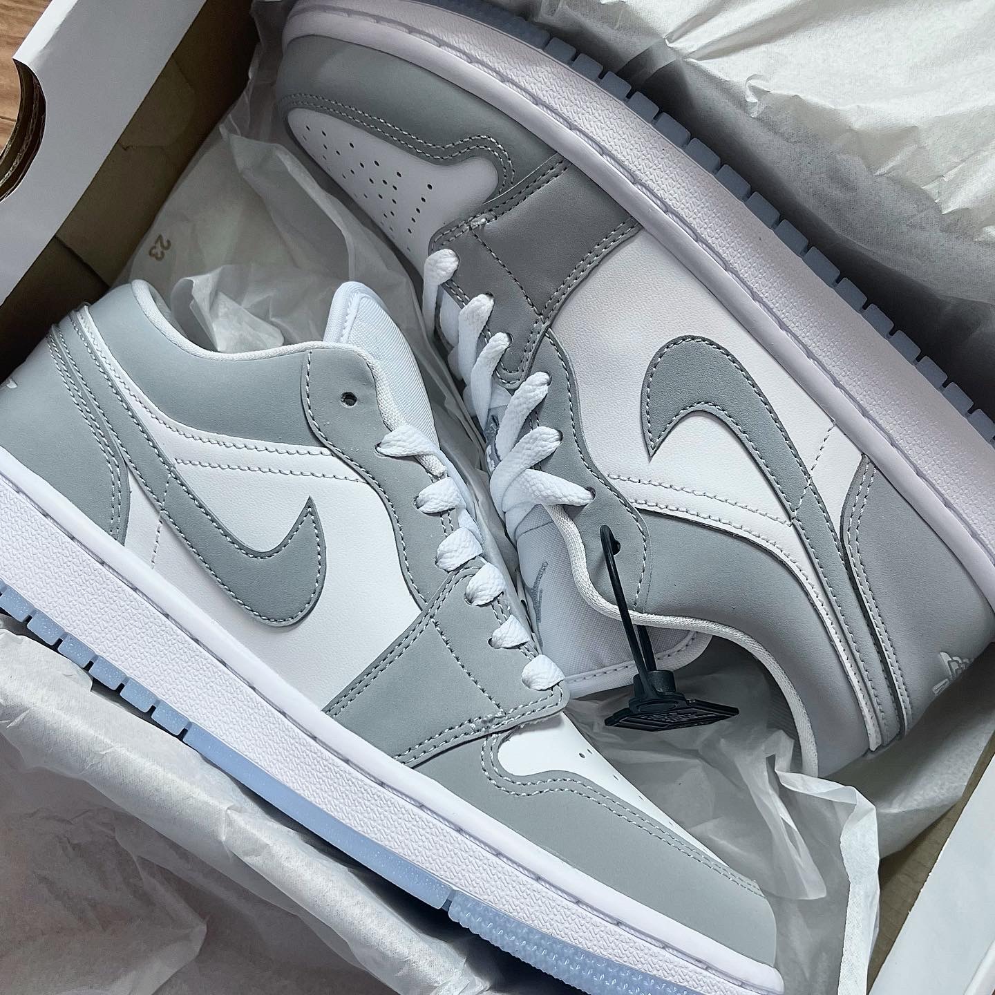 (W) Jordan 1 Low OG Starfish, (W) Jordan 1 Low White Wolf Grey 착용 스타일 - 2