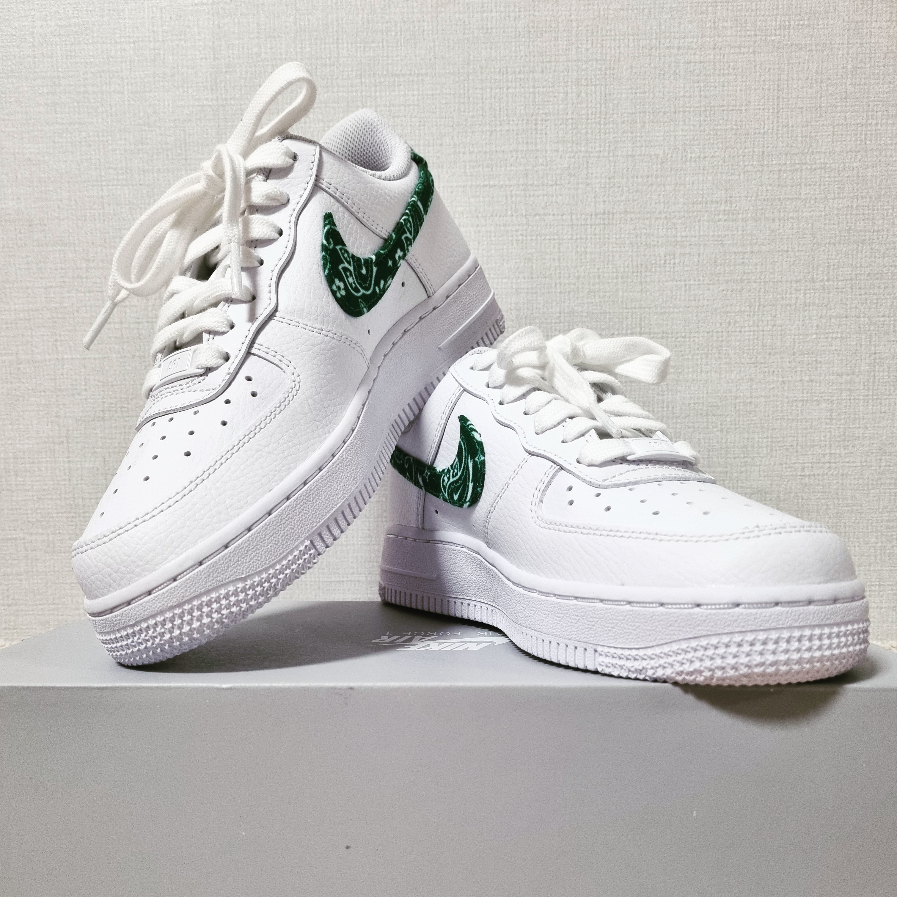 (W) Nike Air Force 1 '07 Essential Paisley Swoosh White Malachite 착용 스타일