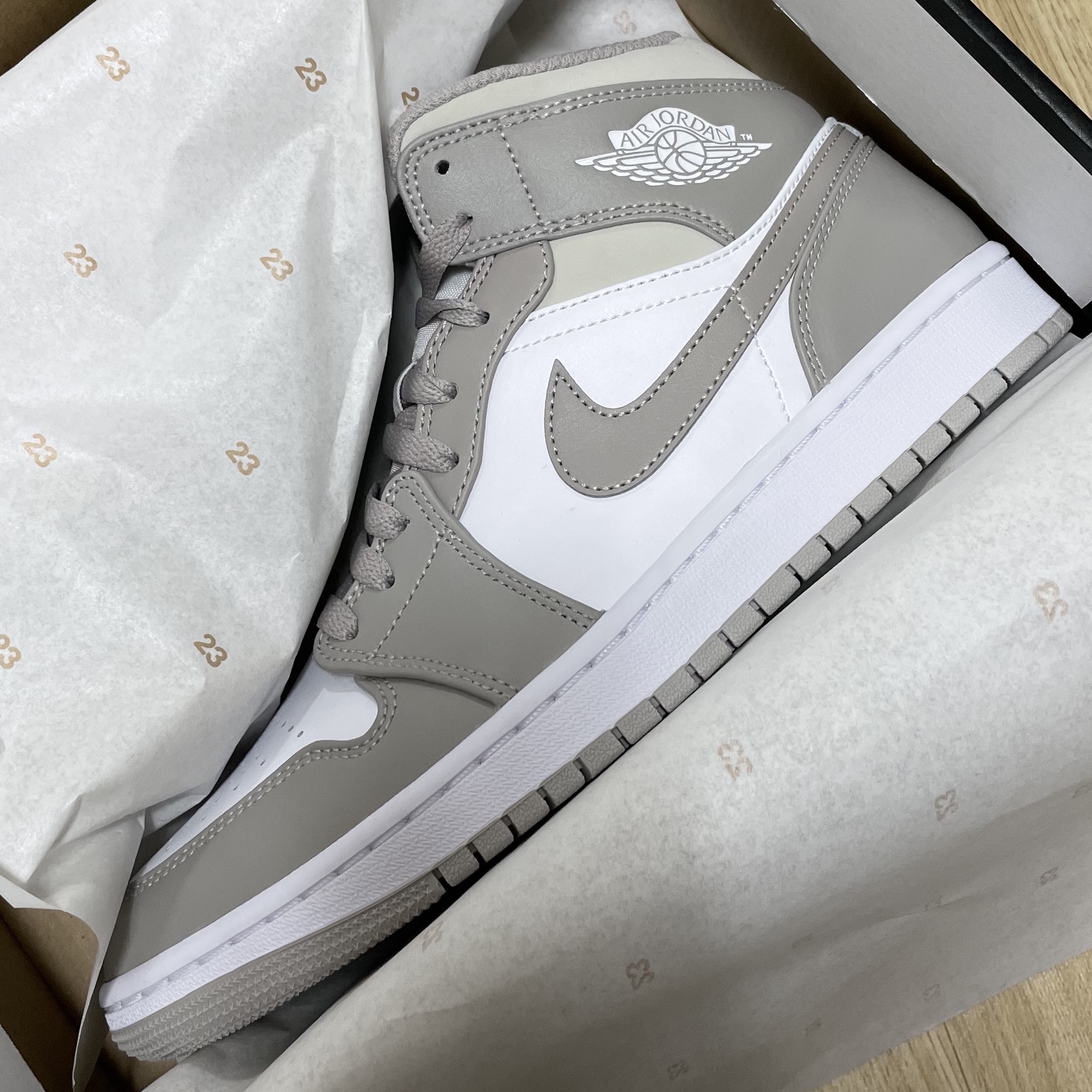 Jordan 1 Mid College Grey 착용 스타일