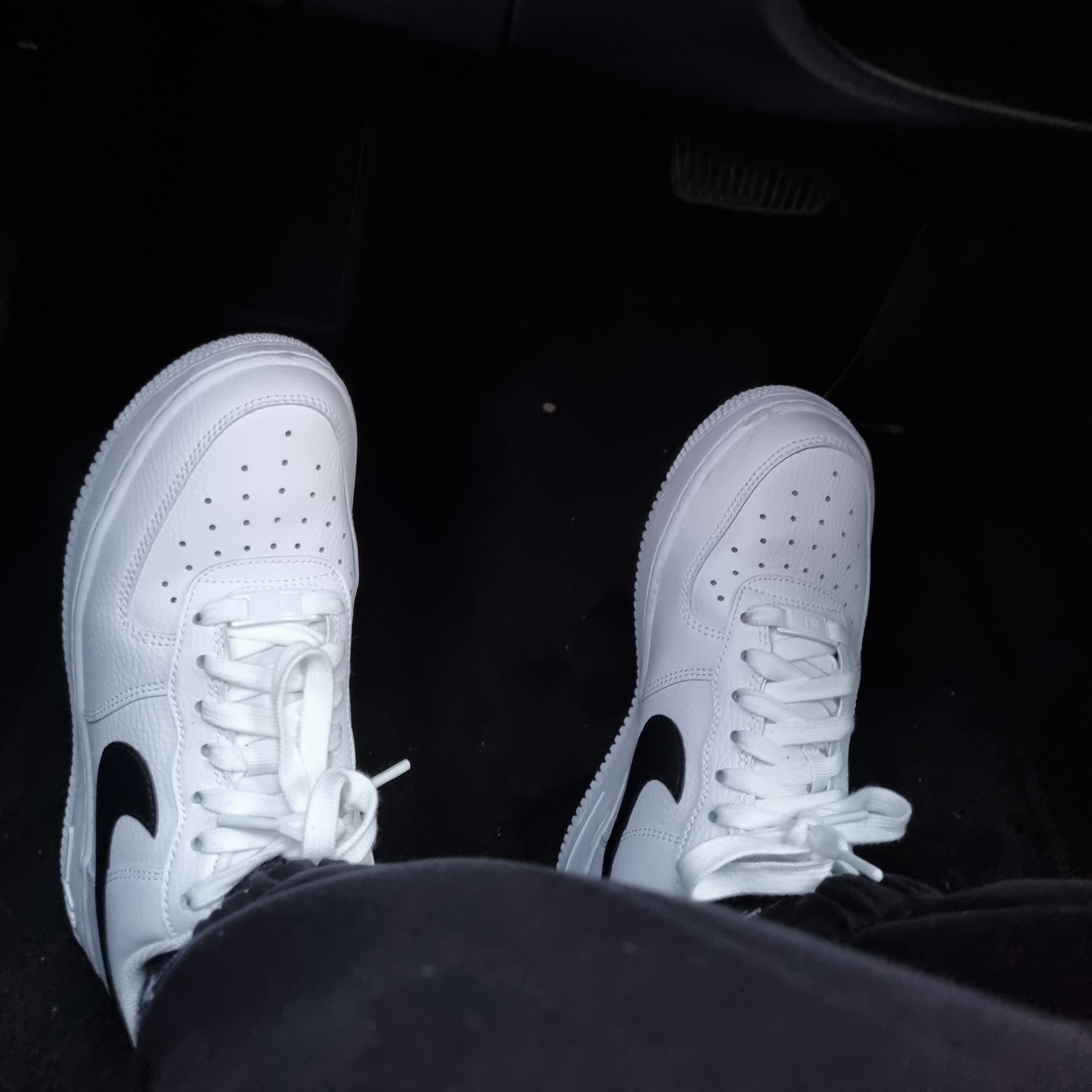 (W) Nike Air Force 1 '07 Low White Black 착용 스타일 - 1