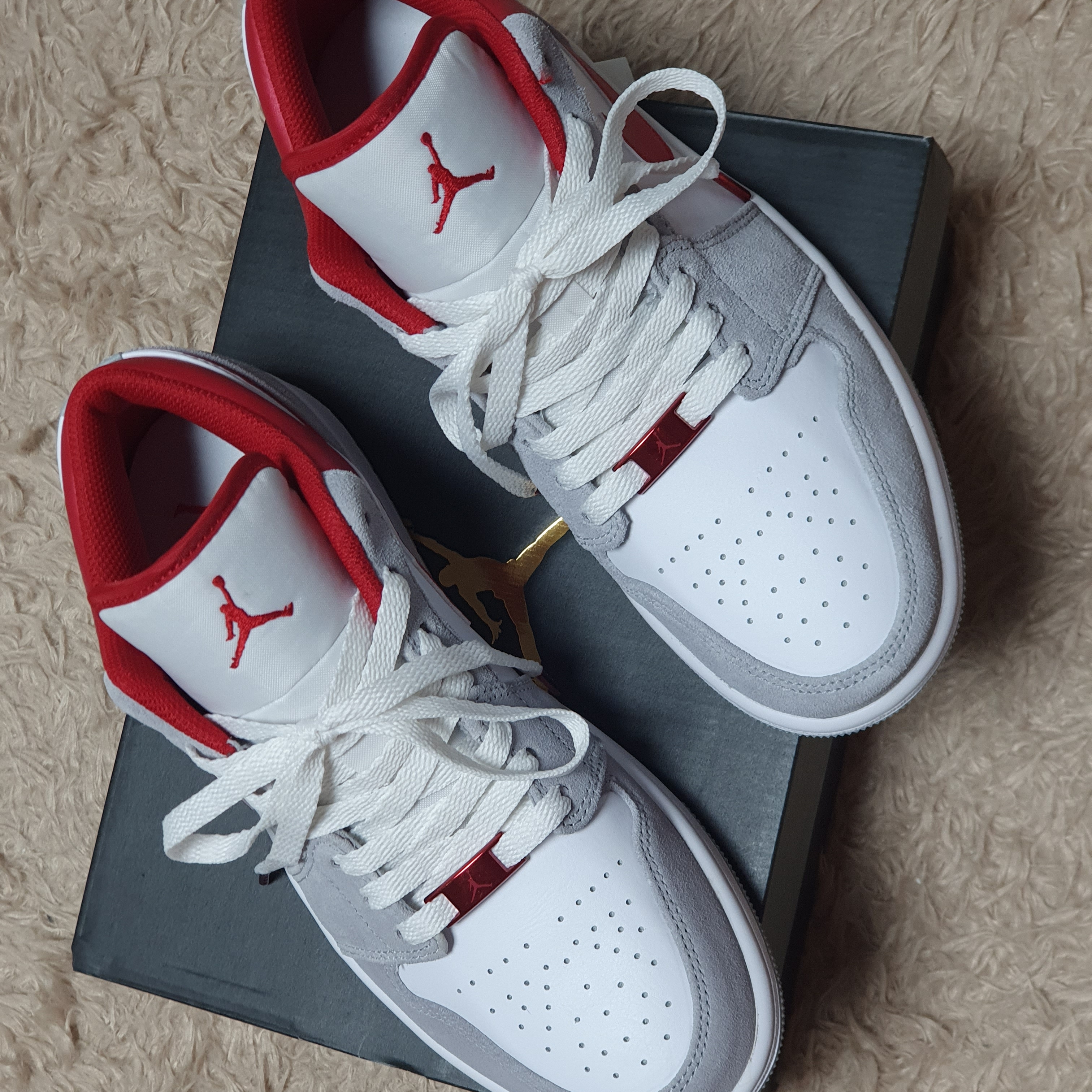 Jordan 1 Low SE Light Smoke Grey Gym Red 착용 스타일 - 1