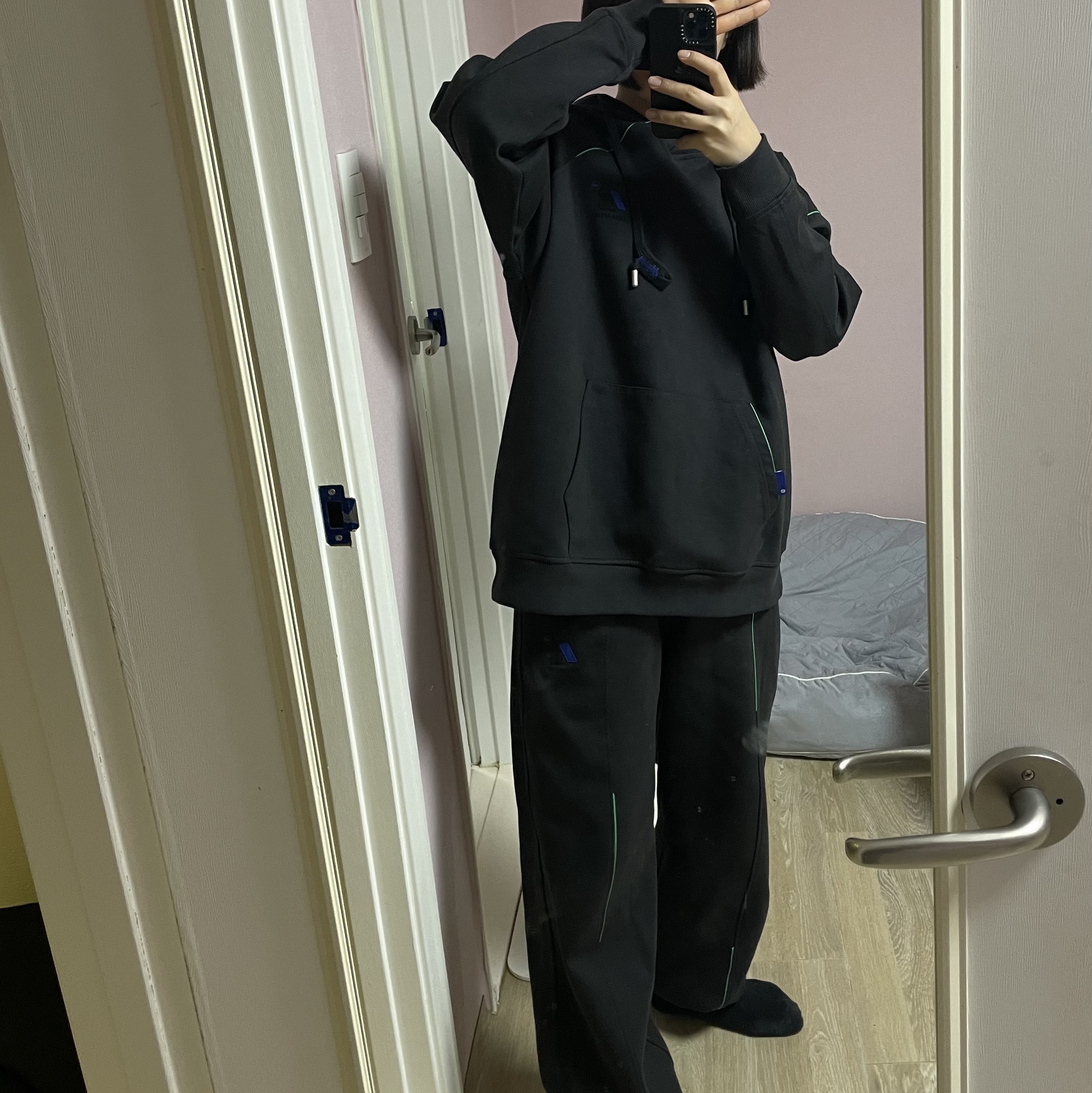 Zara x Ader Error Contrast Hooded Sweatshirt Black, Zara x Ader Error Jogger Pants Dark Anthracite Grey 착용 스타일 - 1