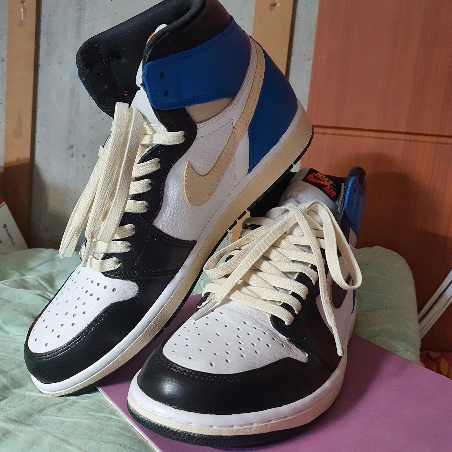 Jordan 1 Retro High OG Light Fusion Red 착용 스타일 - 4