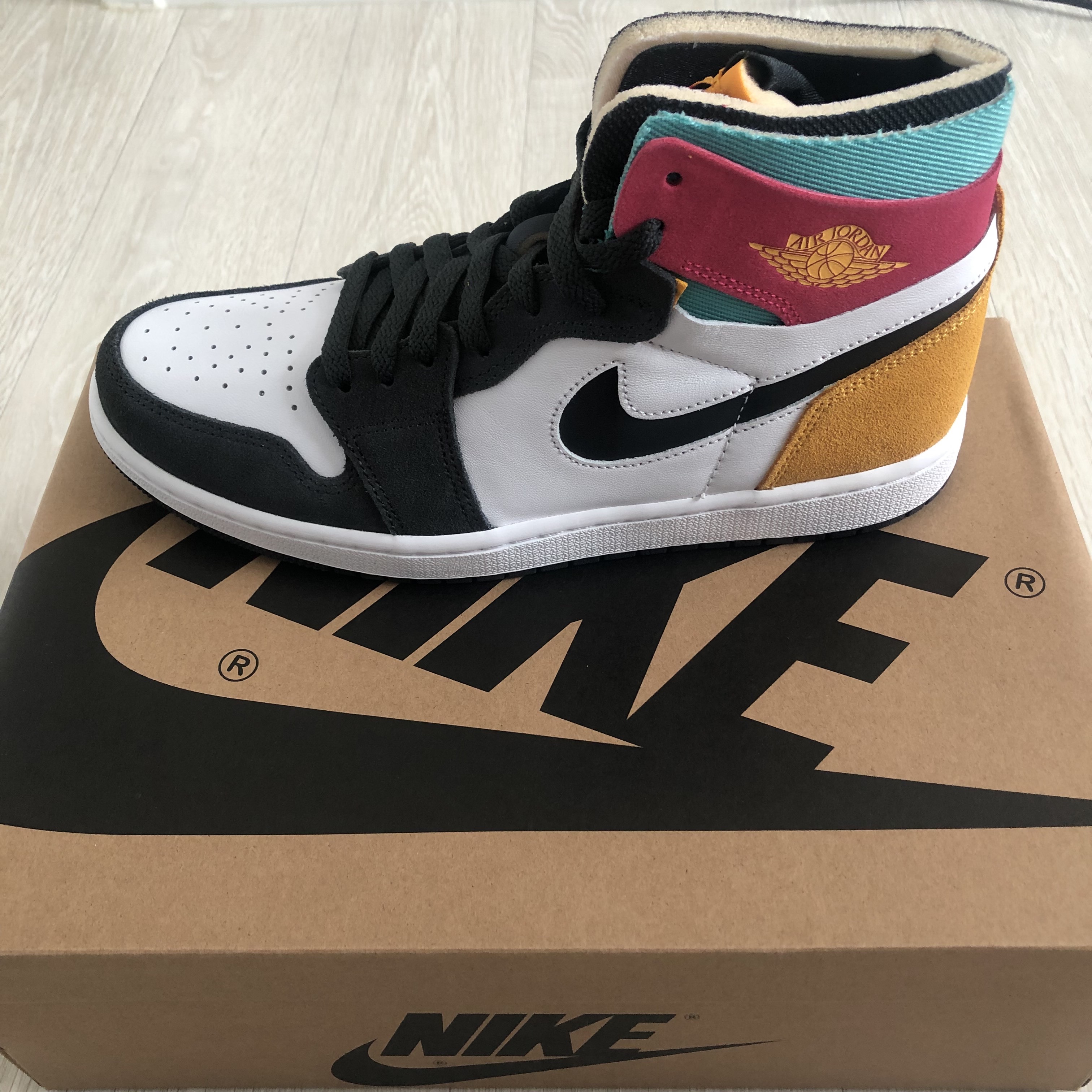 Jordan 1 Zoom Air CMFT Anthracite Pink Gold 착용 스타일 - 3
