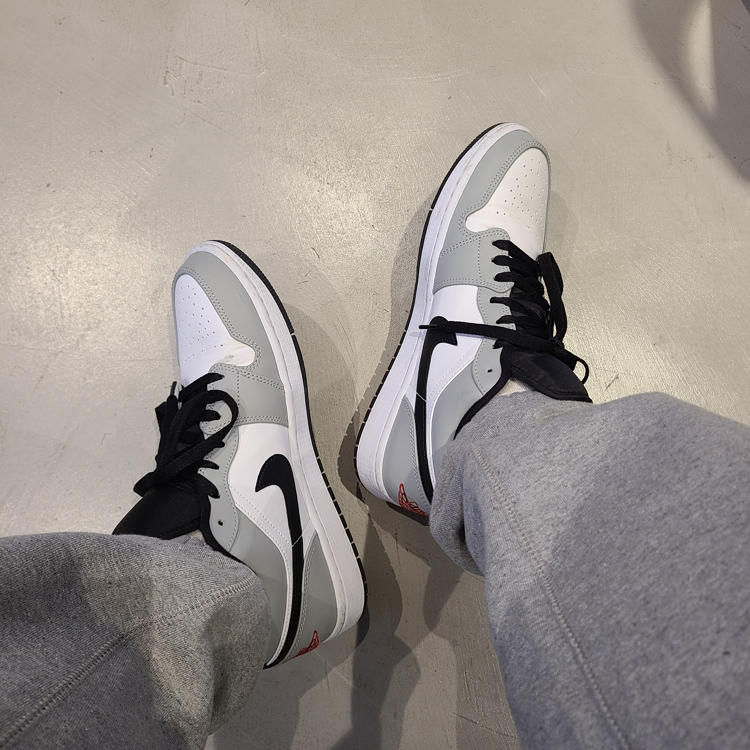 Jordan 1 Low Light Smoke Grey, Nike NRG Solo Swoosh Fleece Pants Dark Grey Heather - Asia 착용 스타일
