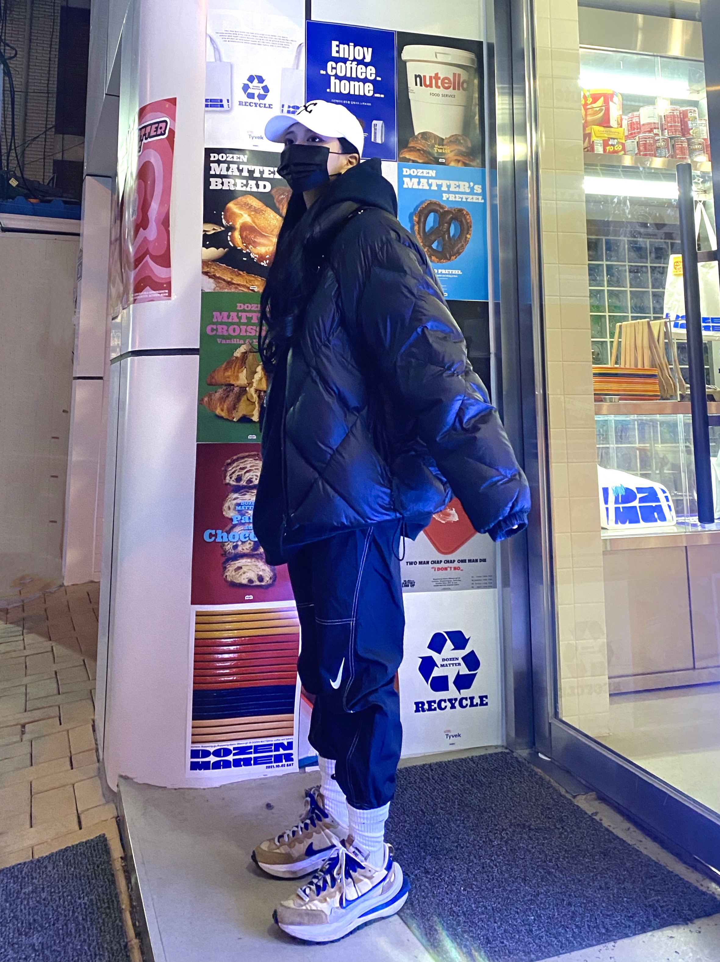 Nike x Sacai VaporWaffle Sesame and Blue Void, Prada Re-Edition 2005 Re-Nylon Shoulder Bag Black 착용 스타일