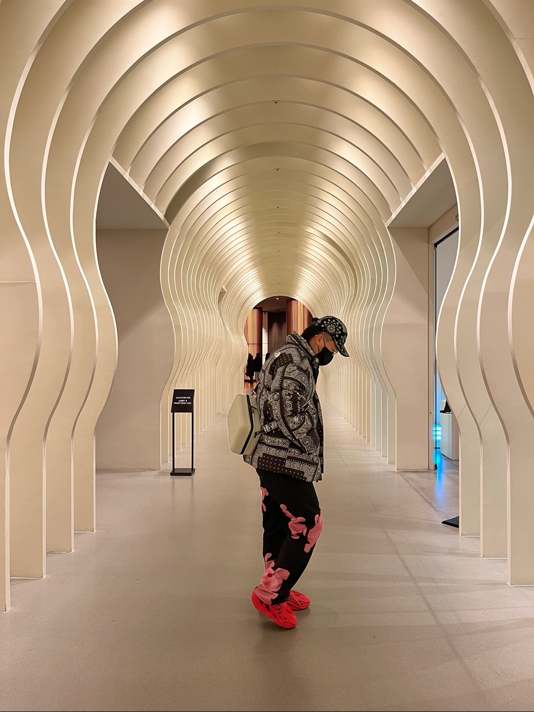 Adidas Yeezy Foam RNNR Vermilion, The North Face Novelty Lofty Down Jacket Real Black 착용 스타일 - 3