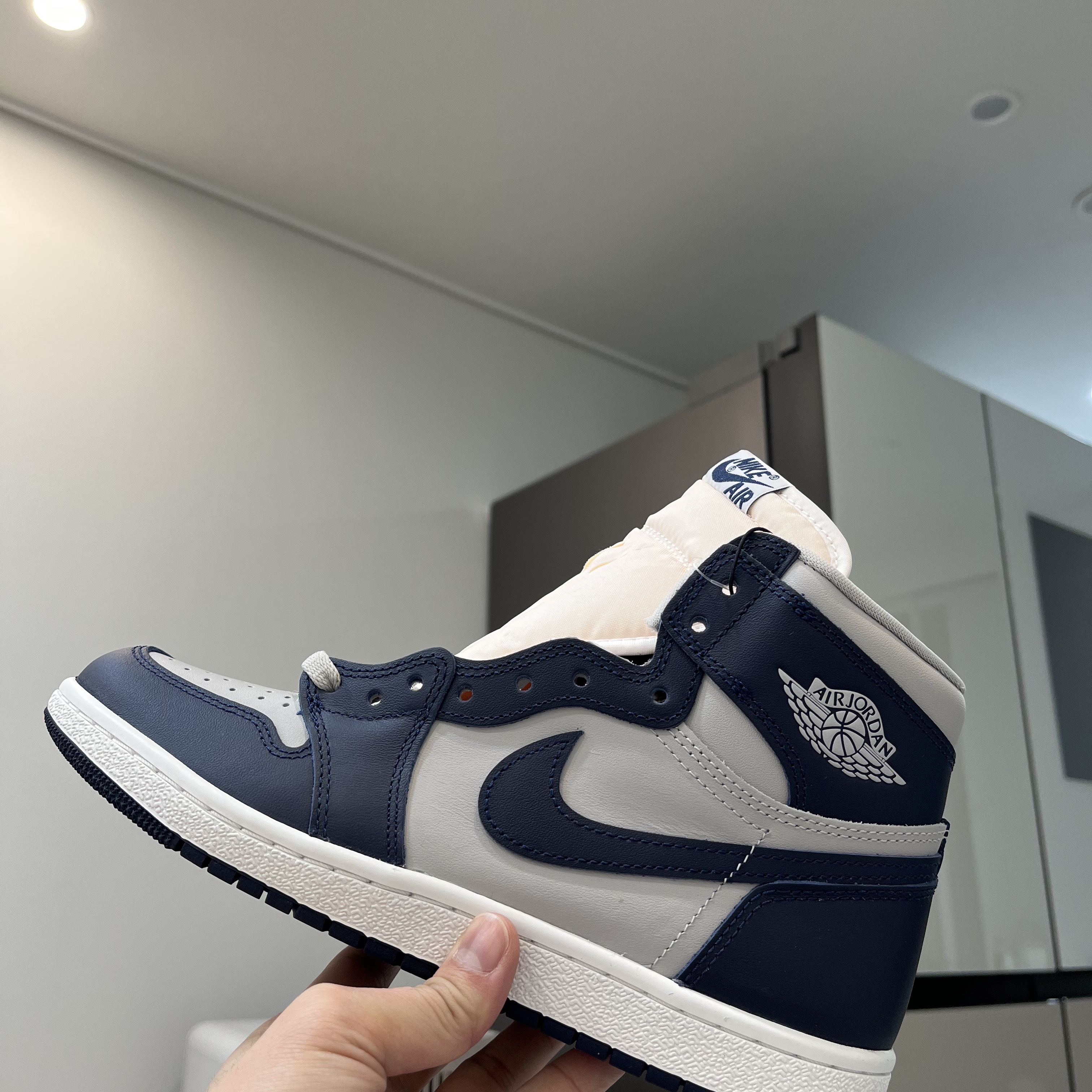 Jordan 1 High 85 College Navy, Jordan 1 Retro High OG Hyper Royal 착용 스타일 - 1