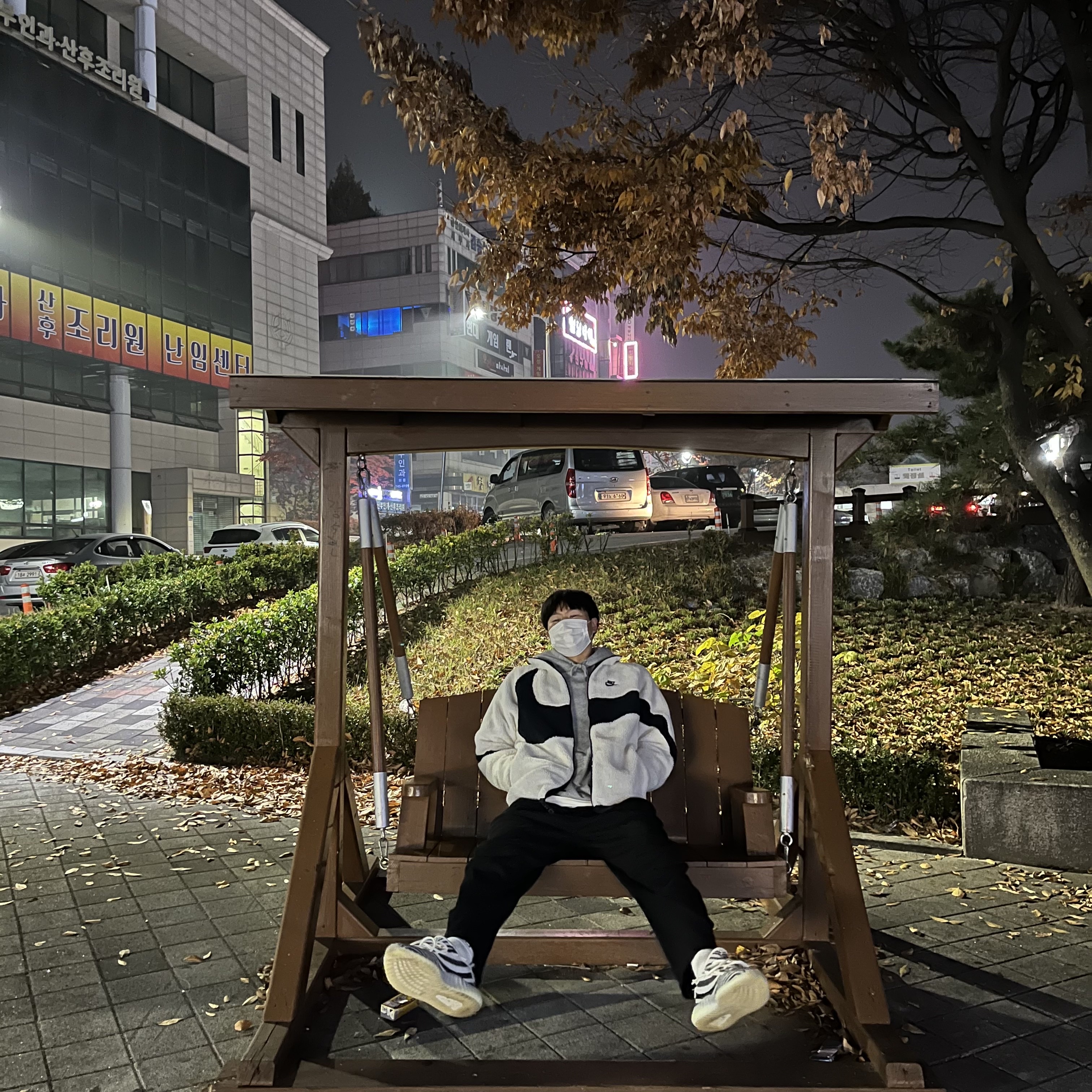 Adidas Yeezy Boost 350 V2 Zebra 2017/2019/2020, Nike Big Swoosh Full Zip Jacket White Navy 착용 스타일