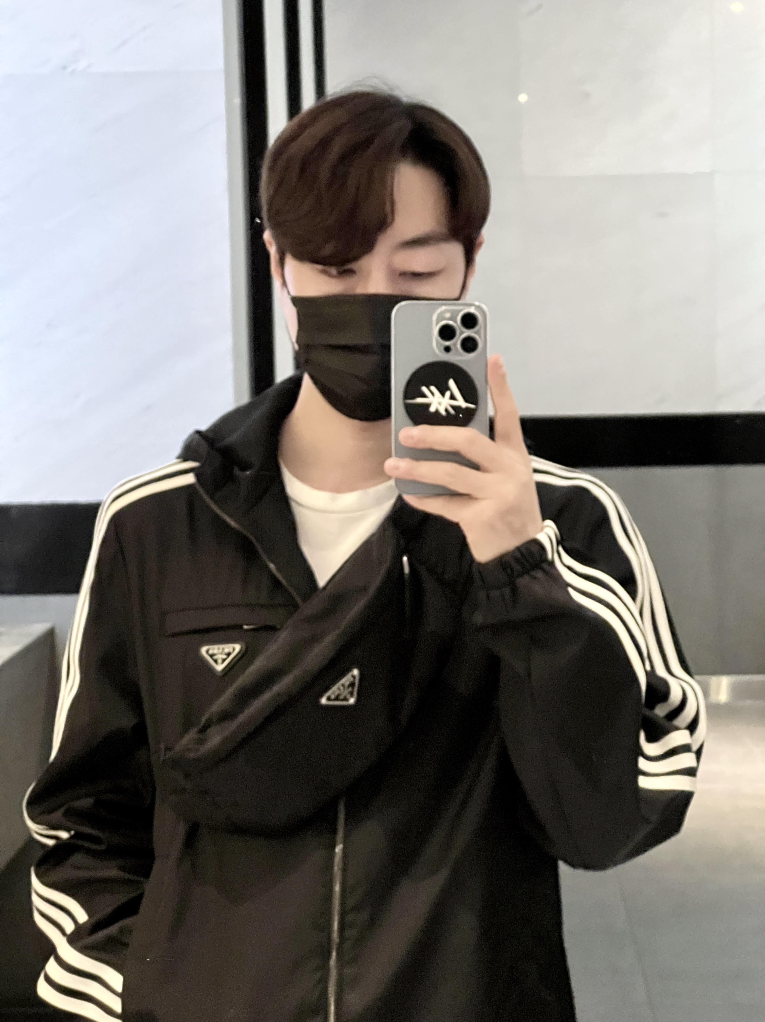 Adidas Superstar Premium Black White 착용 스타일 - 2