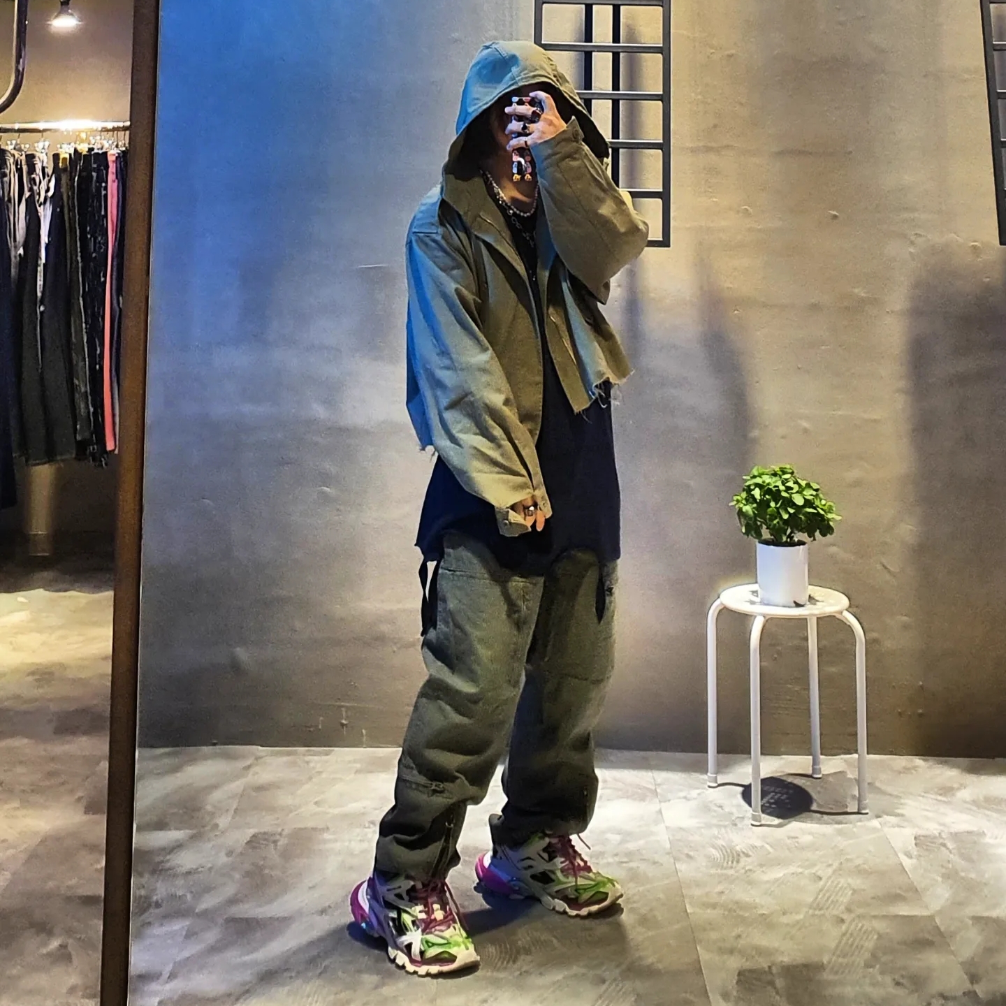 Balenciaga Track.2 Sneakers White Green Pink 착용 스타일 - 2