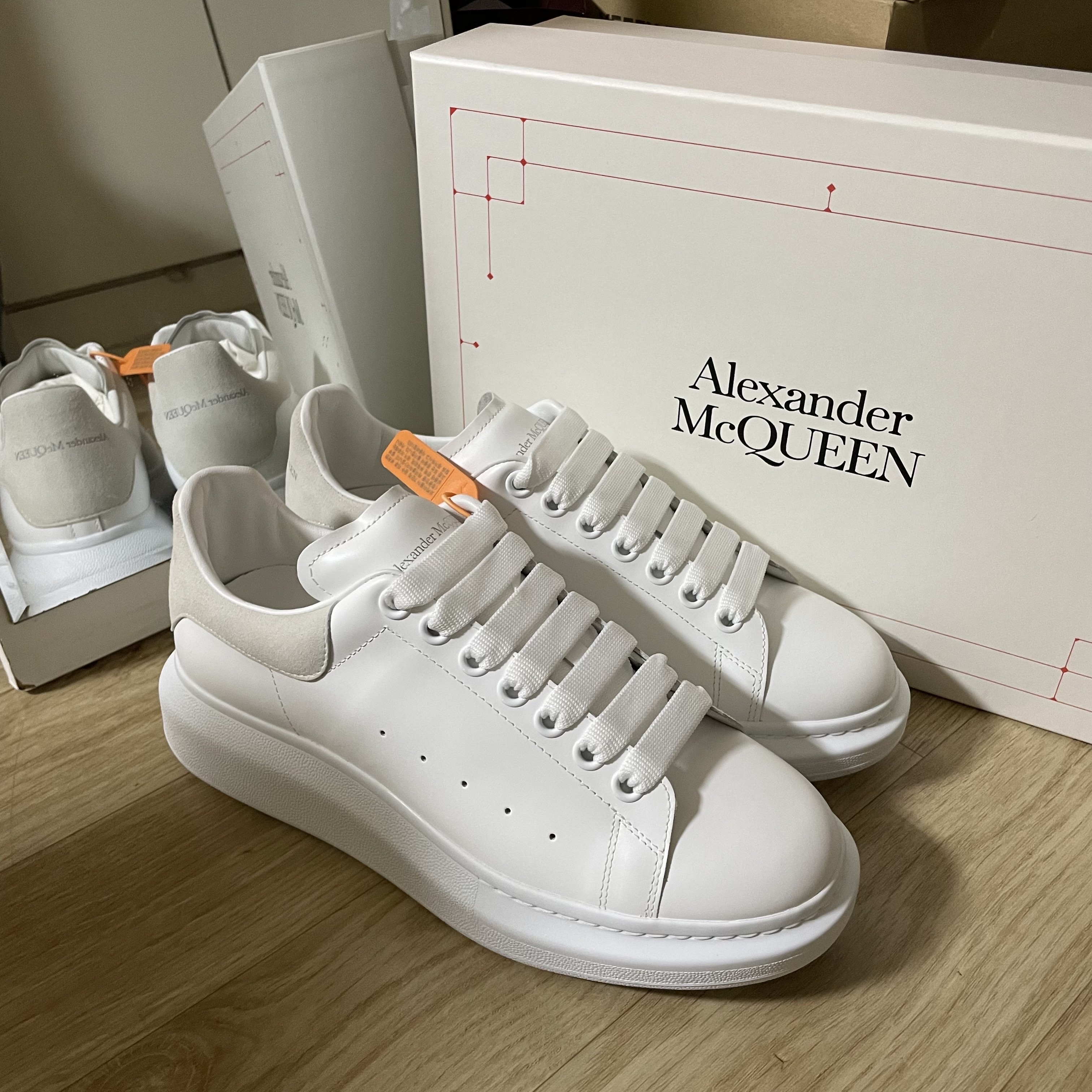 Alexander McQueen Oversized Sneakers White Grey 착용 스타일