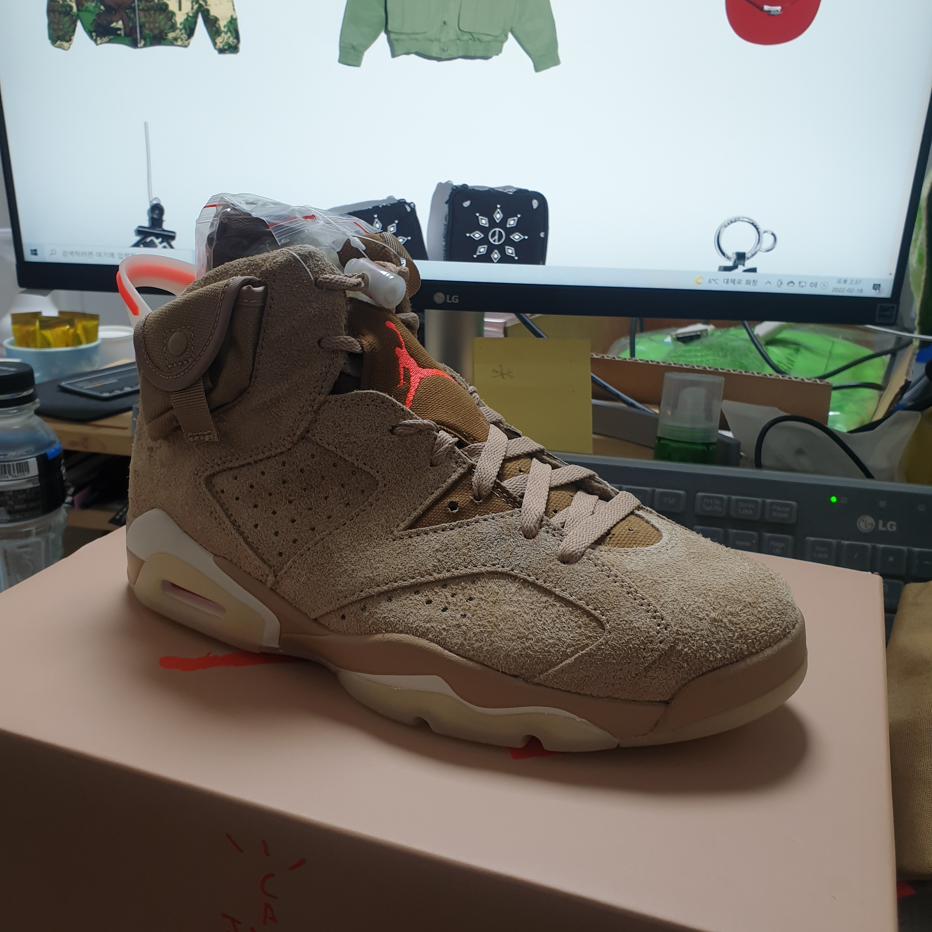 Jordan 6 x Travis Scott Retro SP British Khaki 착용 스타일 - 1