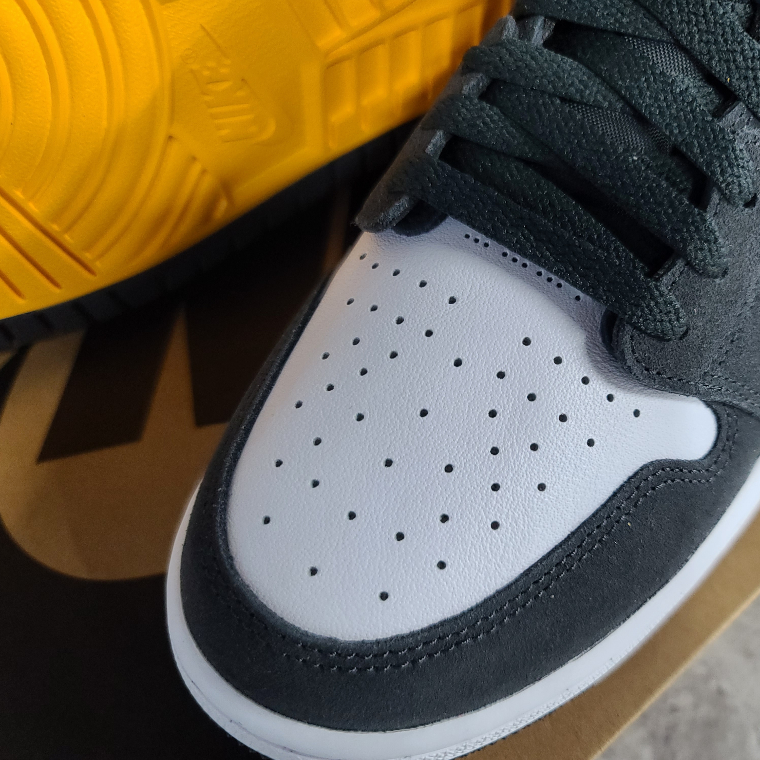 Jordan 1 Zoom Air CMFT Anthracite Pink Gold 착용 스타일 - 2