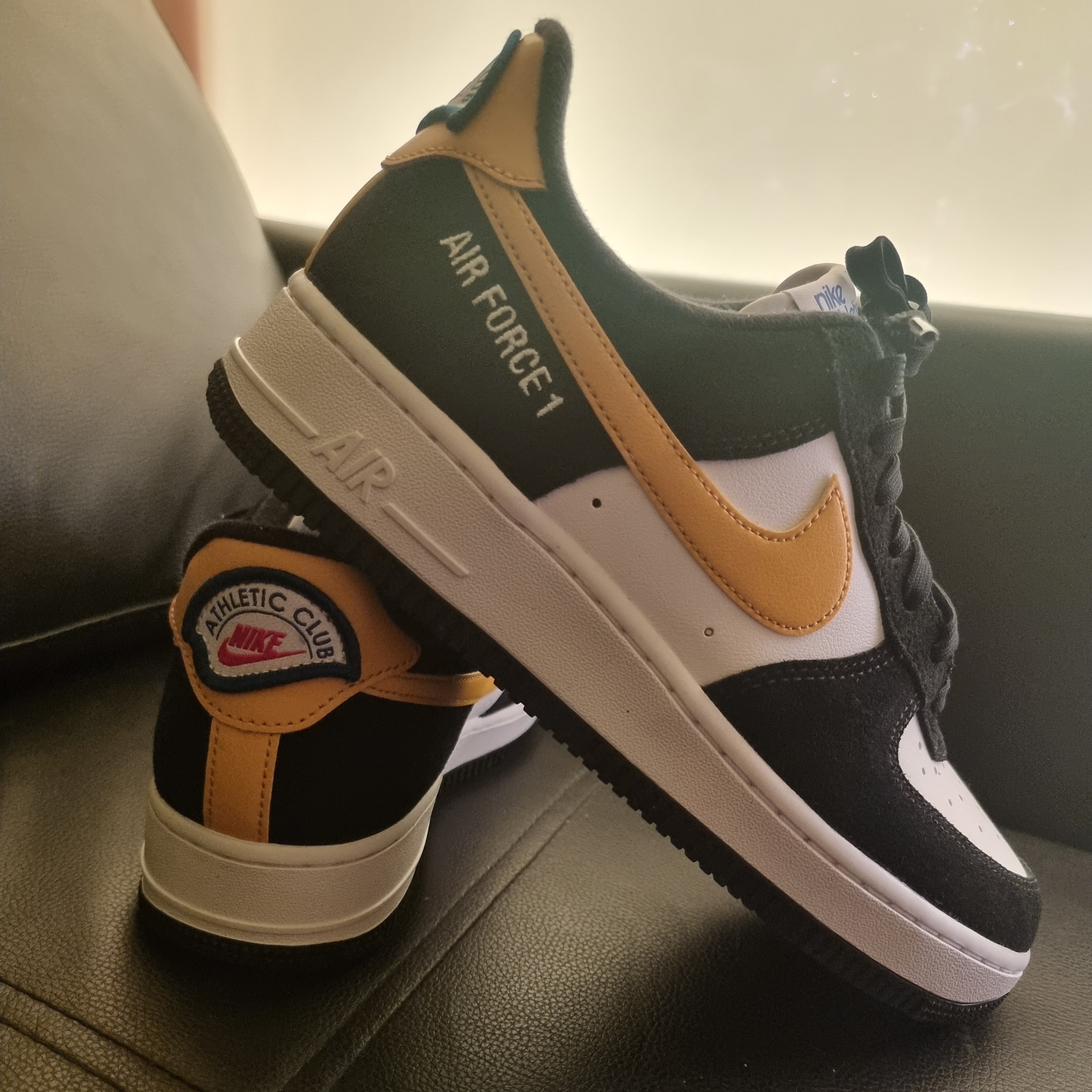Nike Air Force 1 '07 LV8 Athletic Club Black Dark Sulfur 착용 스타일 - 1