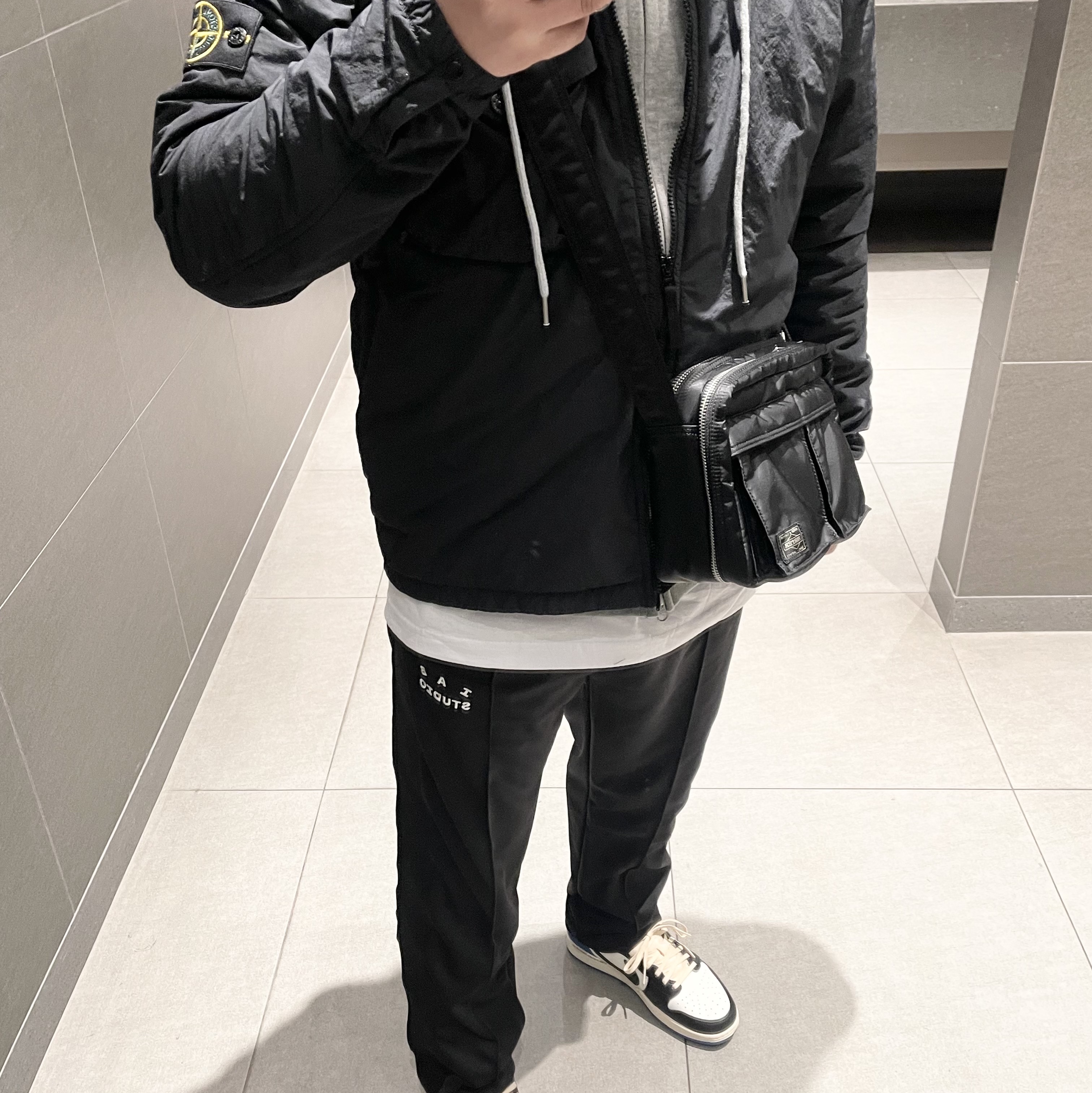 Porter Tanker Shoulder Bag S Black, Jordan 1 x Travis Scott x Fragment Retro Low OG SP Military Blue 착용 스타일