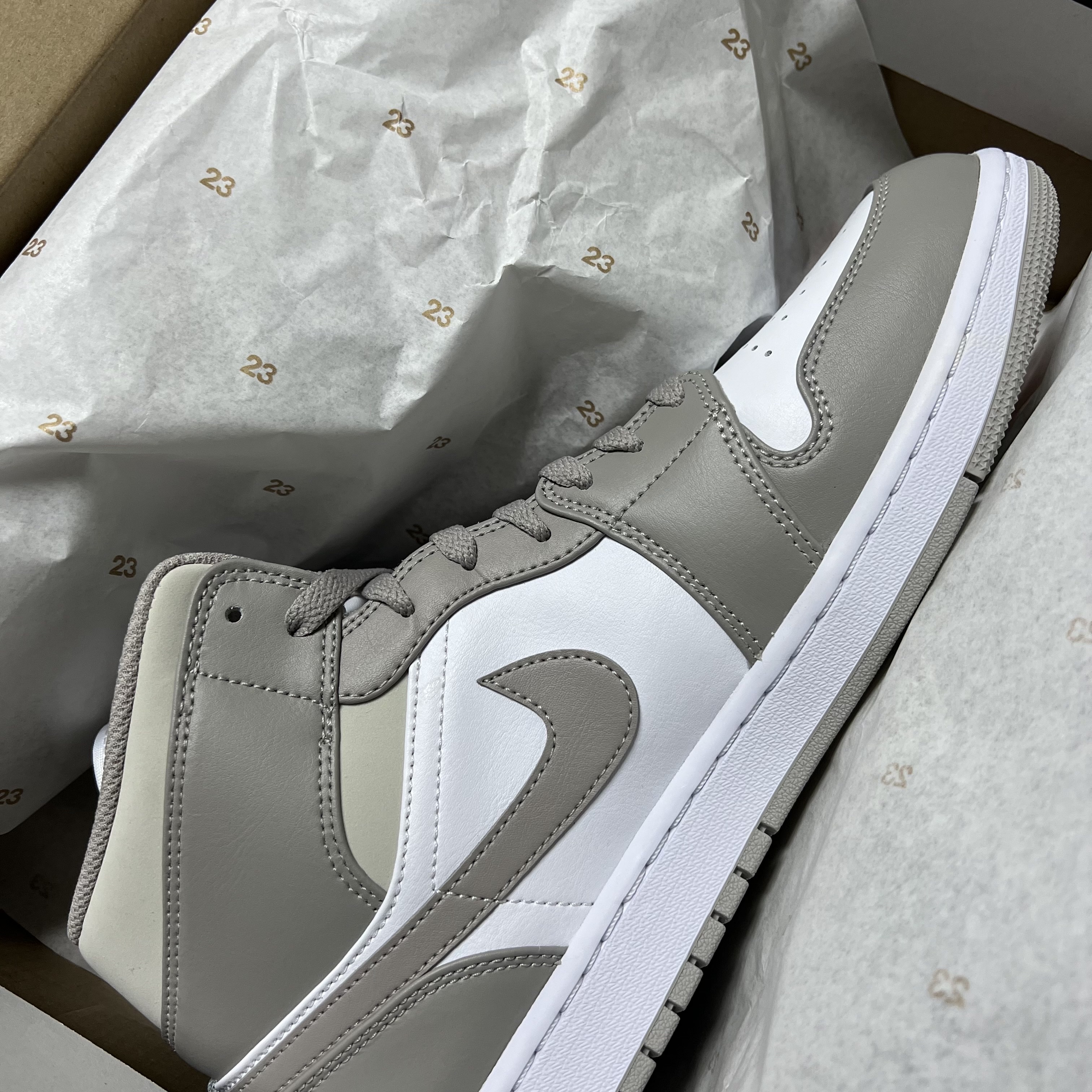 Jordan 1 Mid College Grey 착용 스타일