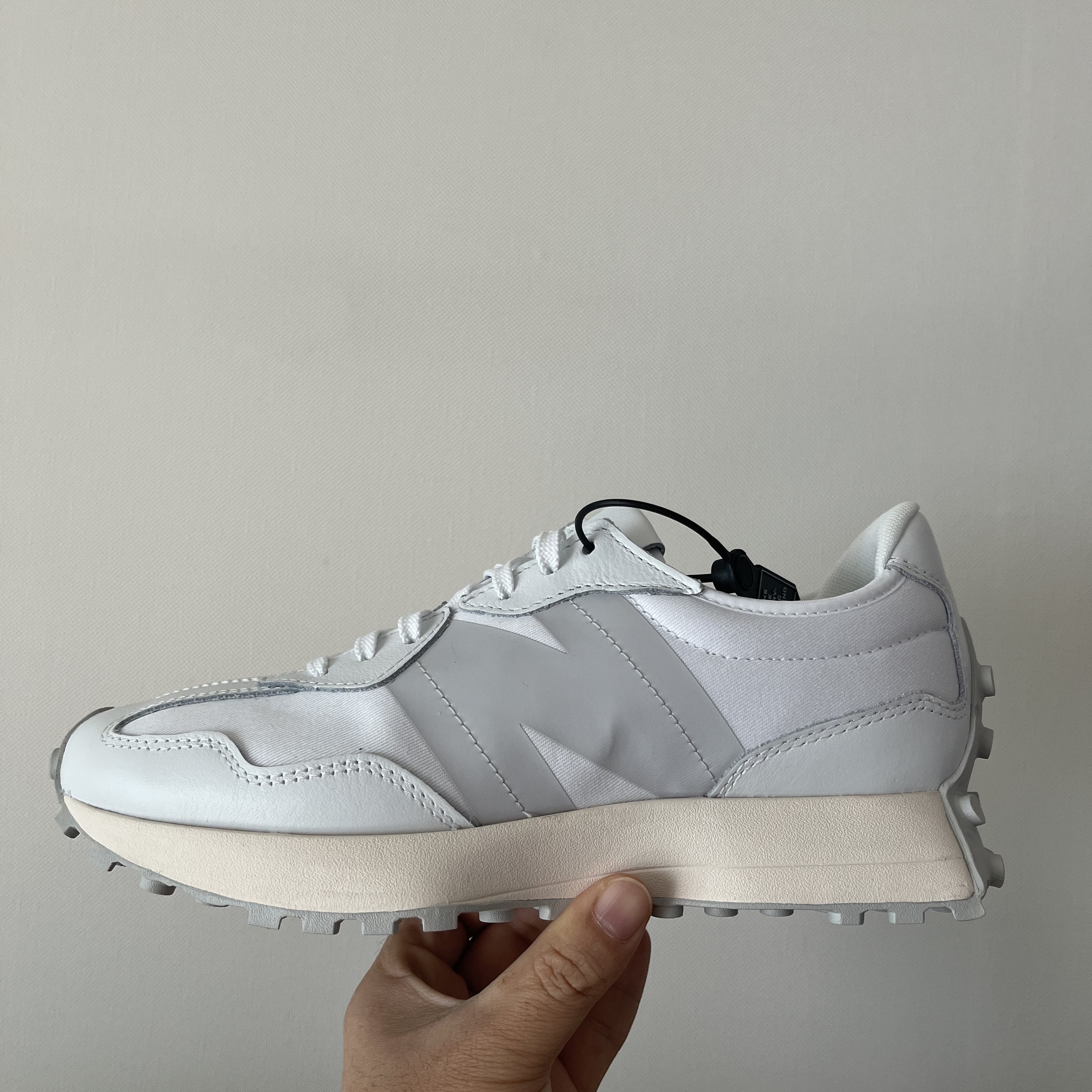 (W) New Balance 327 White - JD Sports Exclusive 착용 스타일 - 1
