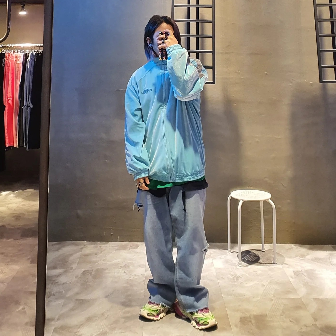 Balenciaga Track.2 Sneakers White Green Pink 착용 스타일 - 4