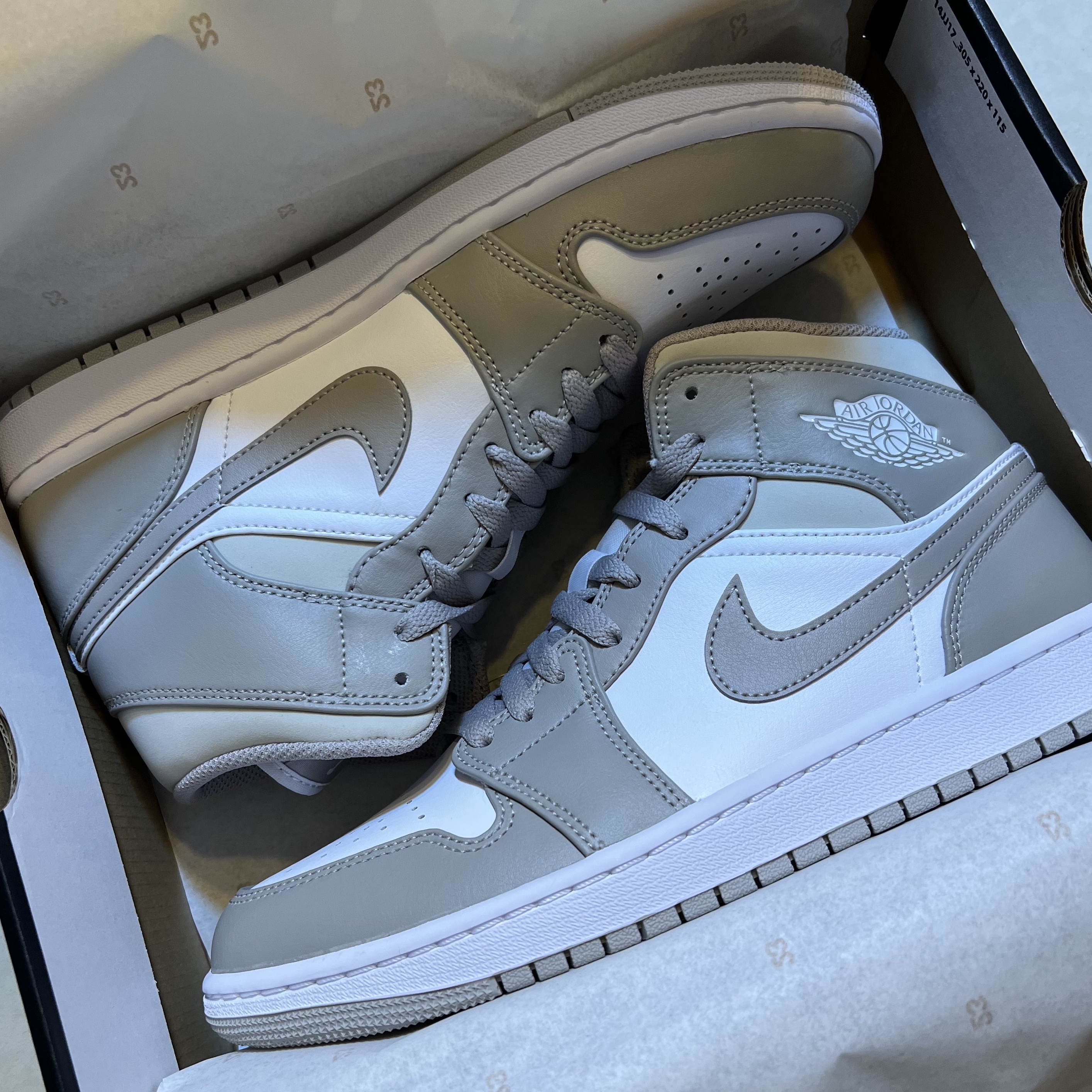 Jordan 1 Mid College Grey 착용 스타일