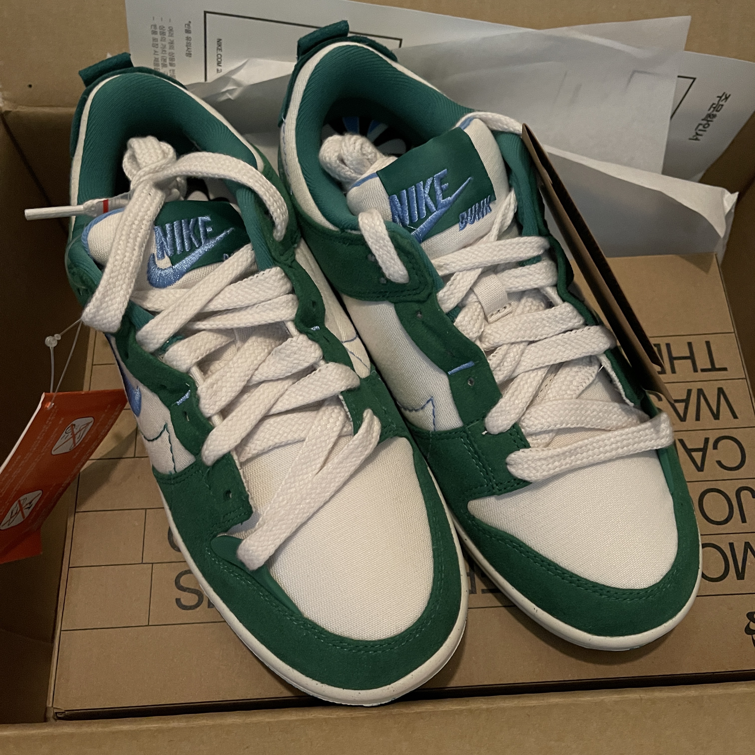 (W) Nike Dunk Low Black, (W) Nike Dunk Low Disrupt 2 Phantom University Blue 착용 스타일 - 2