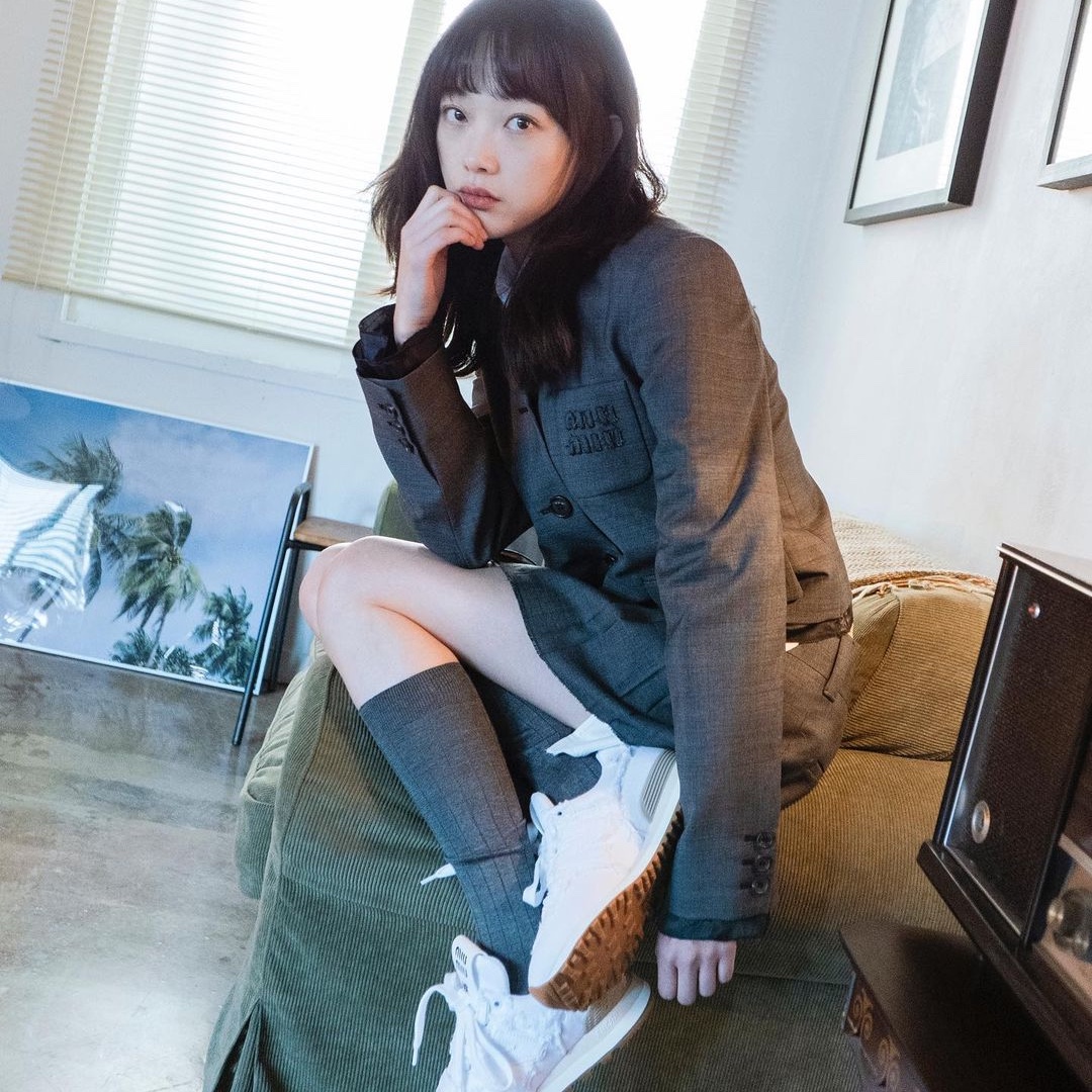 (W) New Balance x Miu Miu 574 Denim White 착용 스타일 - 3