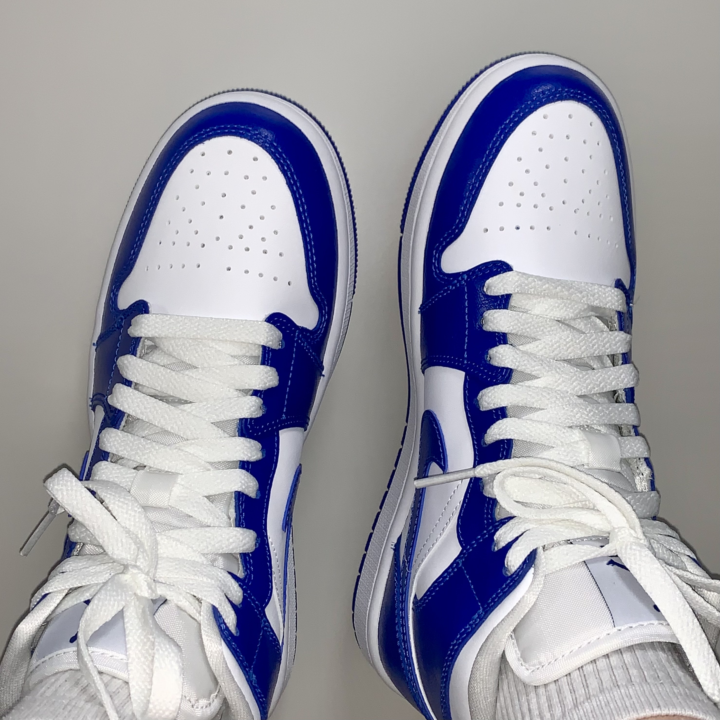 (W) Jordan 1 Mid White Hyper Royal 착용 스타일 - 1