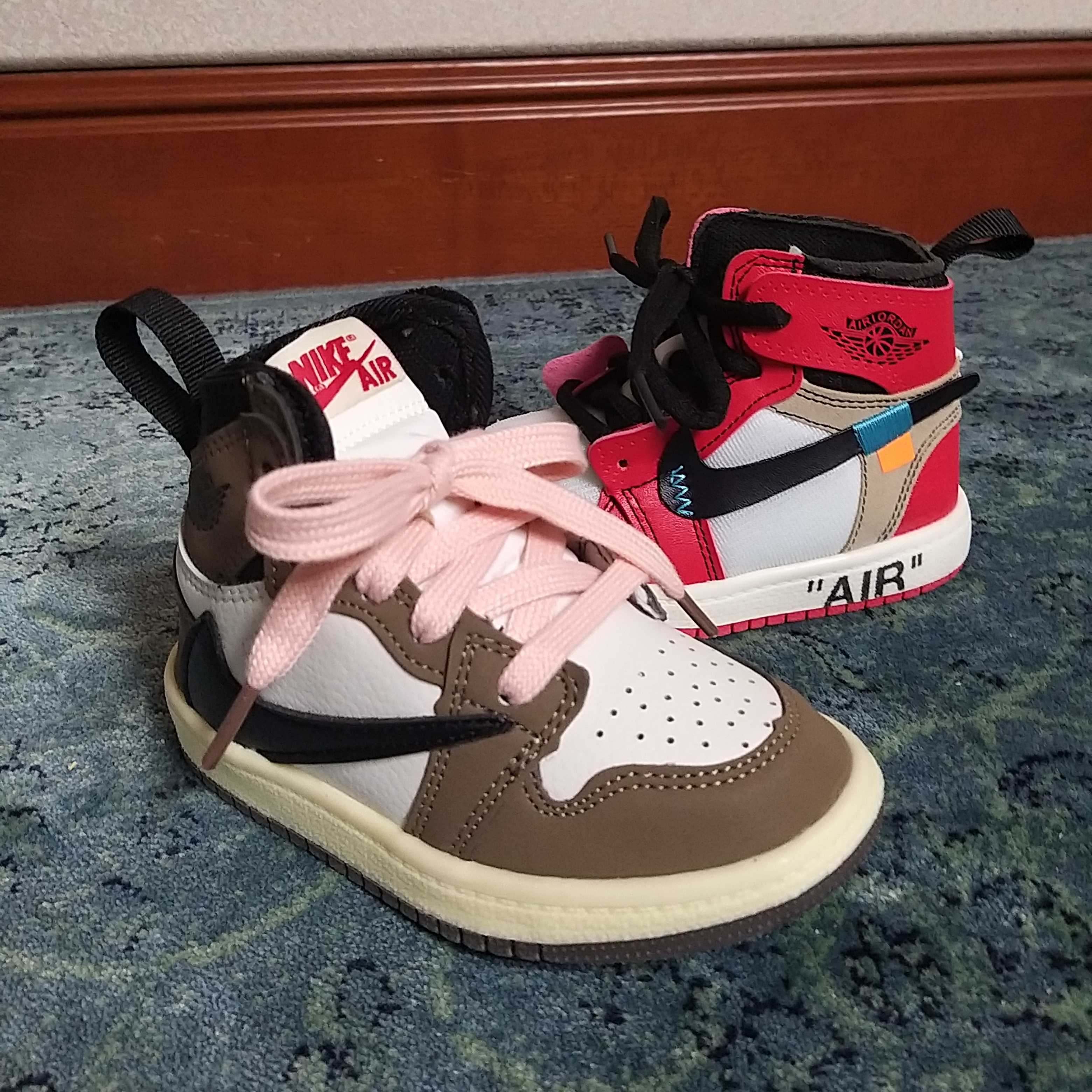Jordan 1 x Off-White Retro High Chicago The Ten, Jordan 1 x Travis Scott Retro High OG SP Mocha 착용 스타일