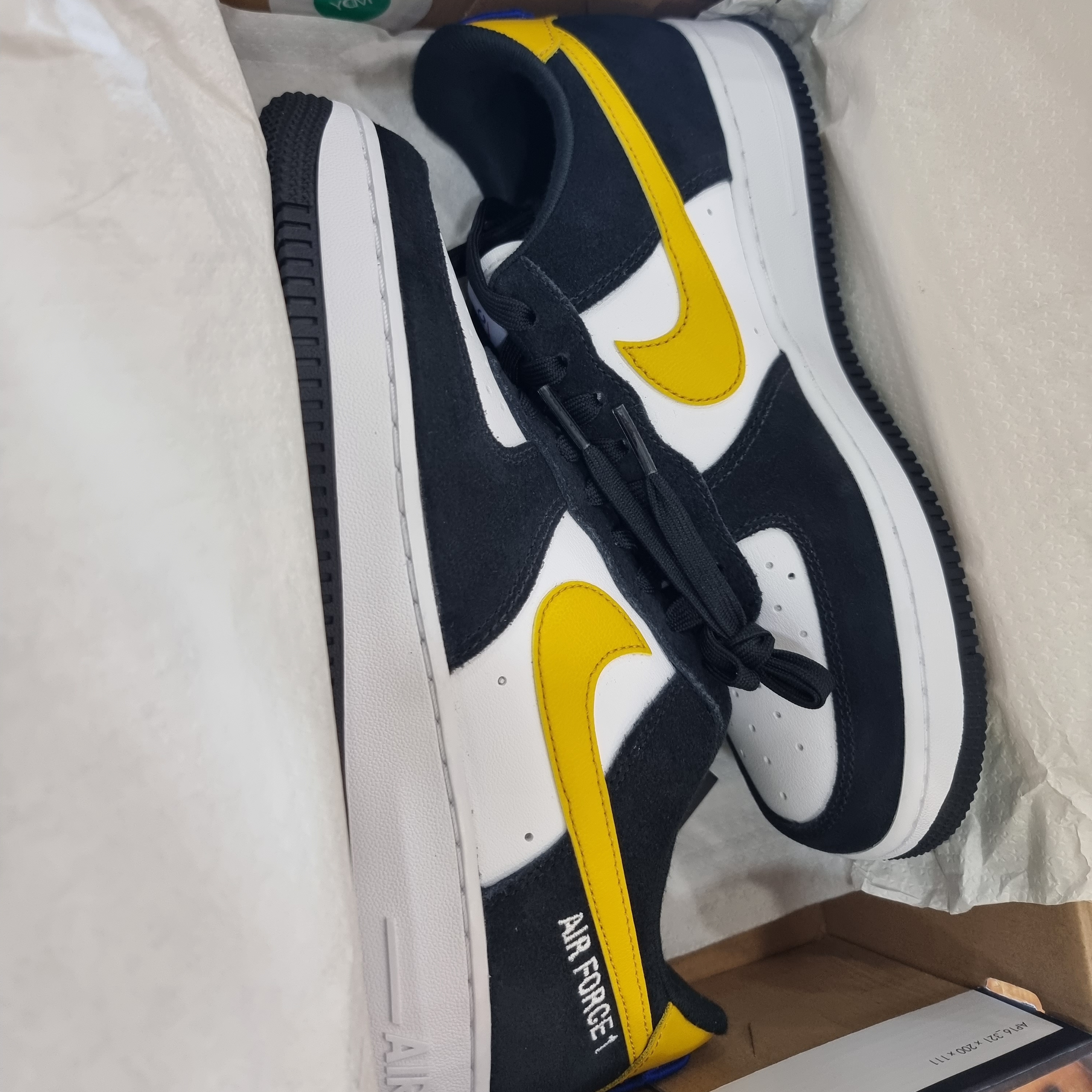 Nike Air Force 1 '07 LV8 Athletic Club Black Dark Sulfur 착용 스타일 - 2