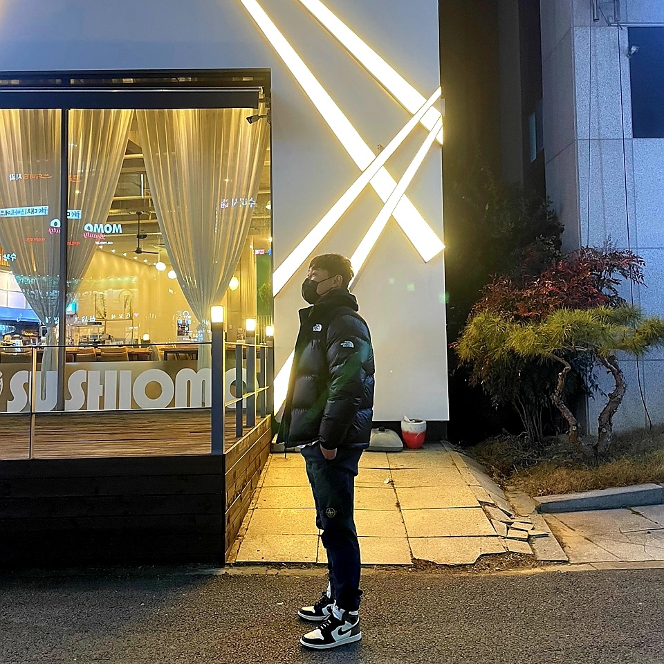 Jordan 1 Retro High OG Black Mocha, Stone Island 31303 Stretch Cotton Tela Paracadute Cargo Pants Black - 22SS 착용 스타일