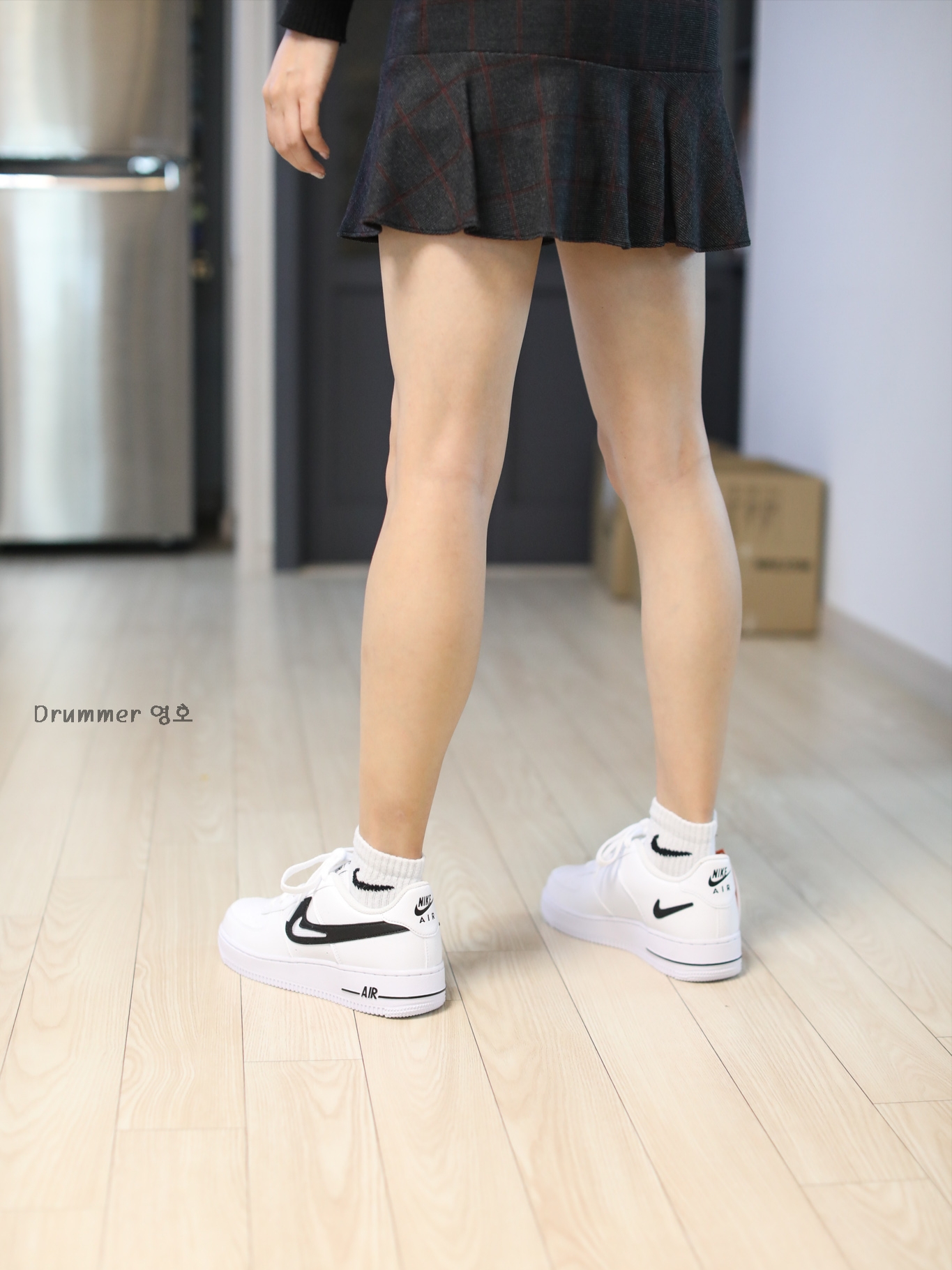 (GS) Nike Air Force 1 Cut Out Swoosh White Black 착용 스타일 - 2