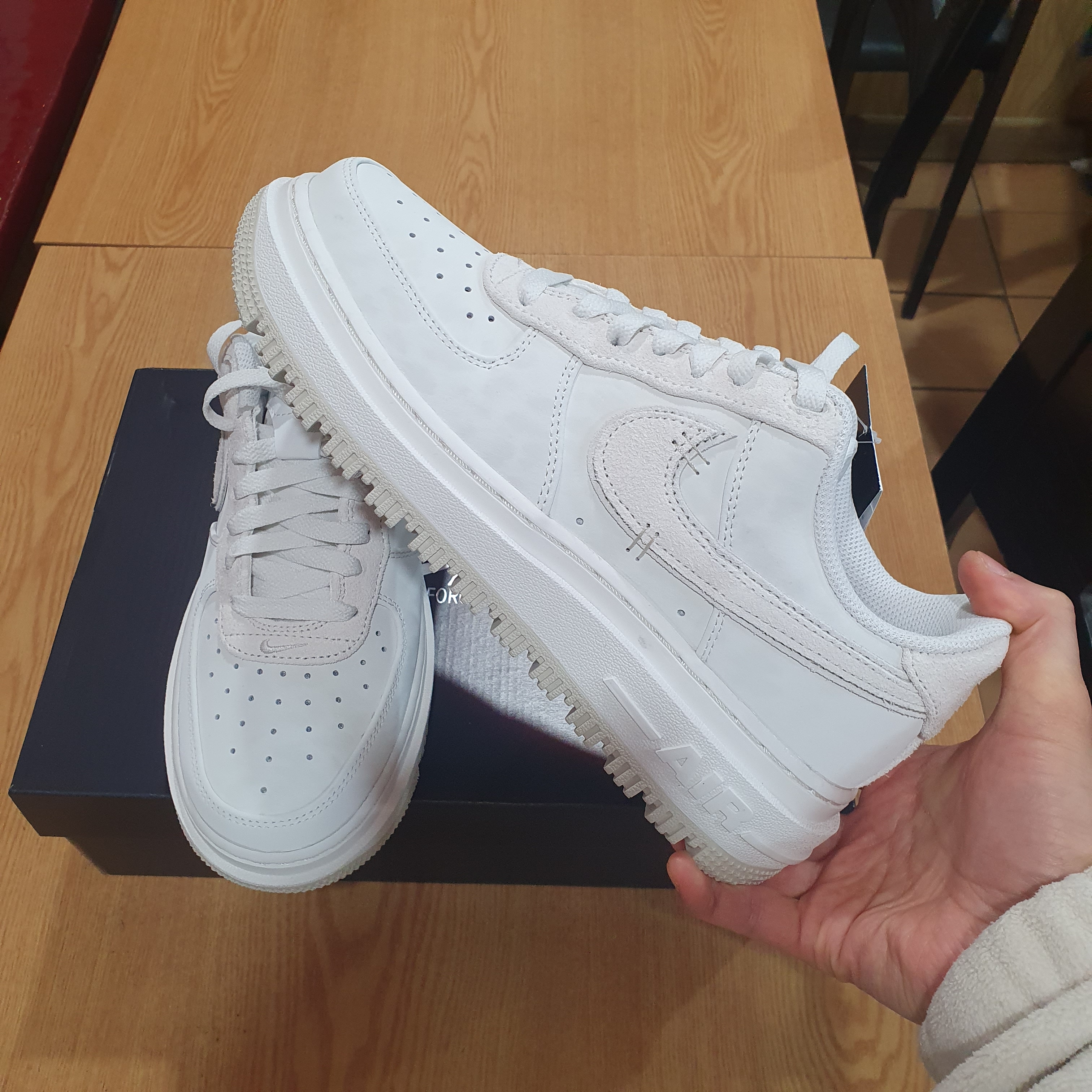 Nike Air Force 1 Luxe Summit White 착용 스타일 - 4