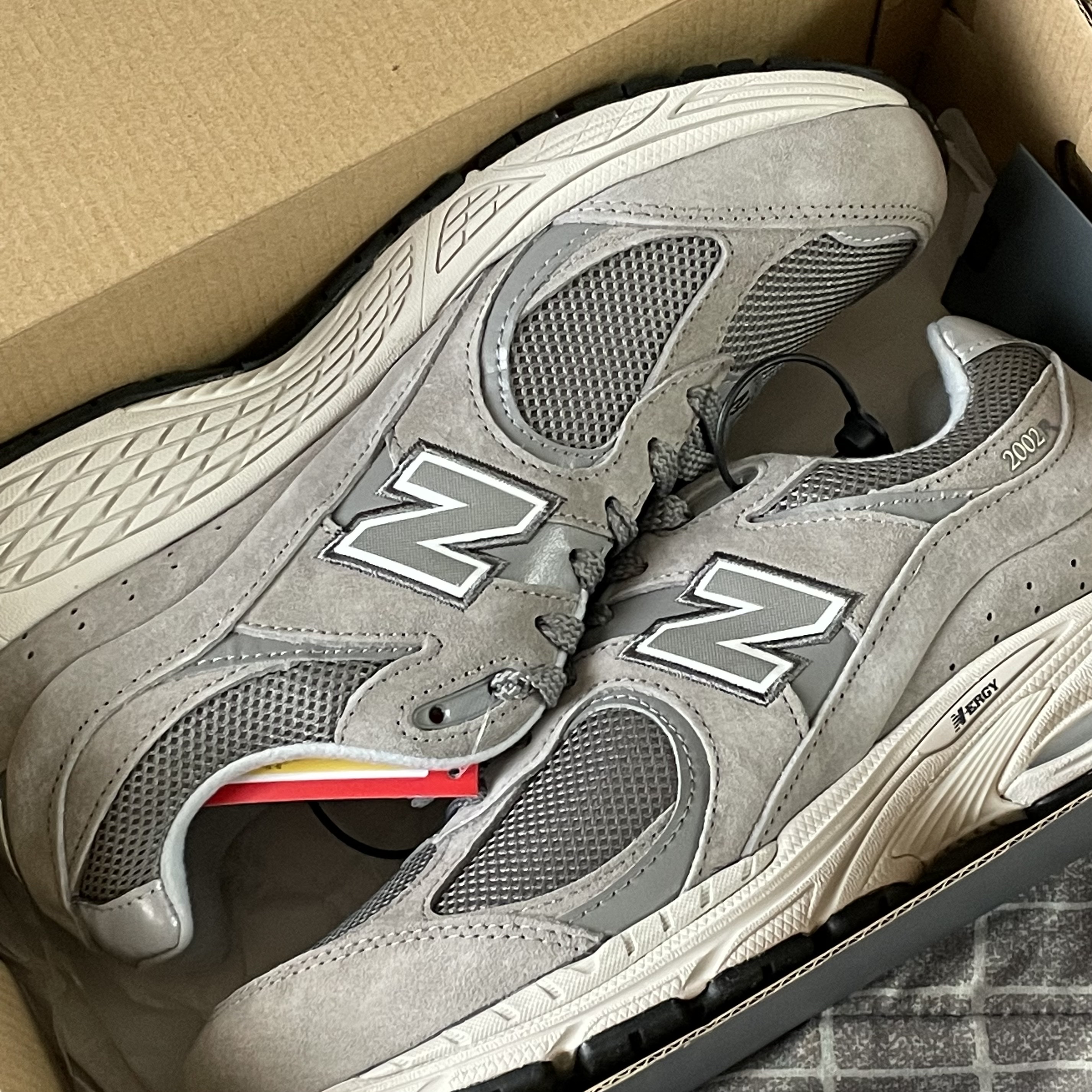 New Balance 2002R Grey 착용 스타일