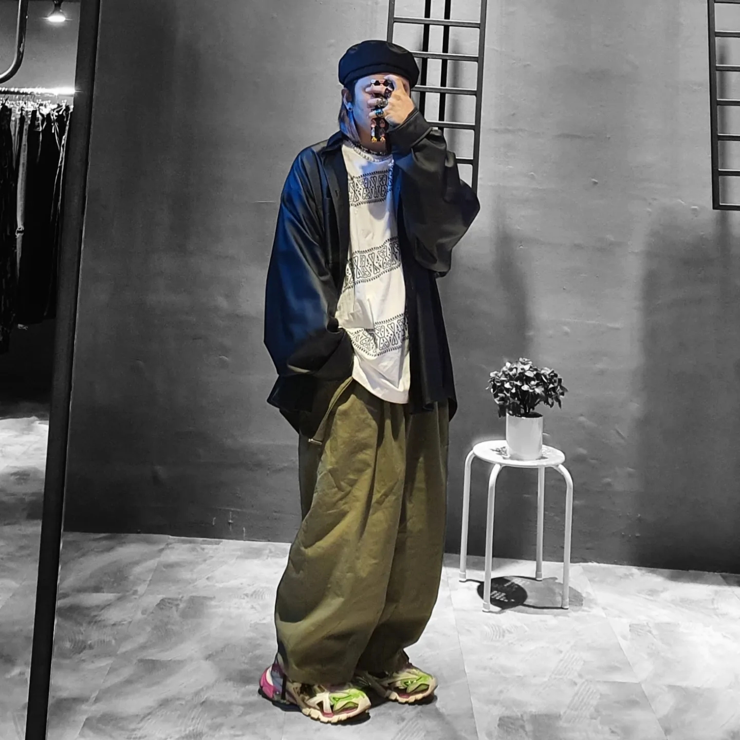 Balenciaga Track.2 Sneakers White Green Pink 착용 스타일 - 1