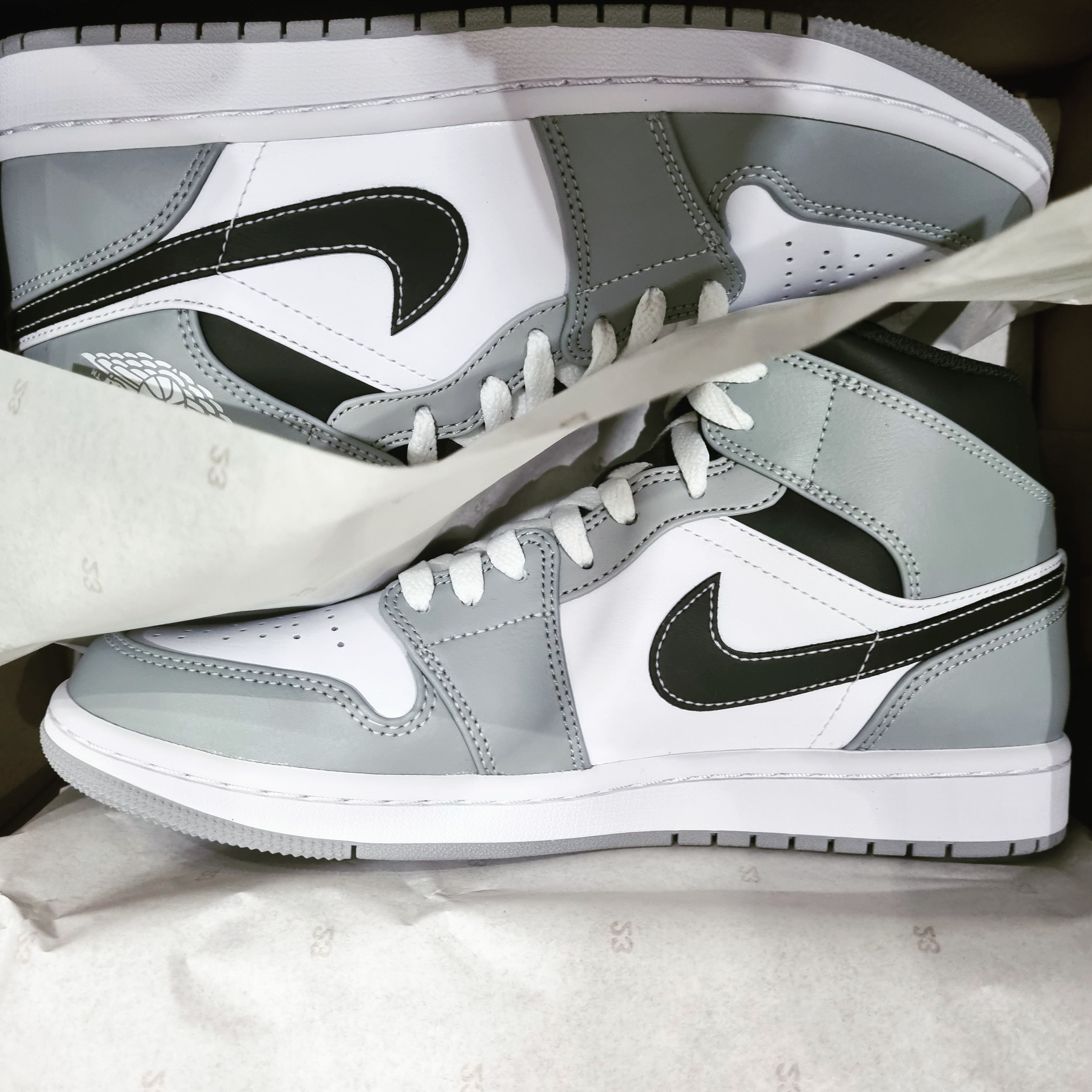 Jordan 1 Mid Light Smoke Grey Anthracite 착용 스타일