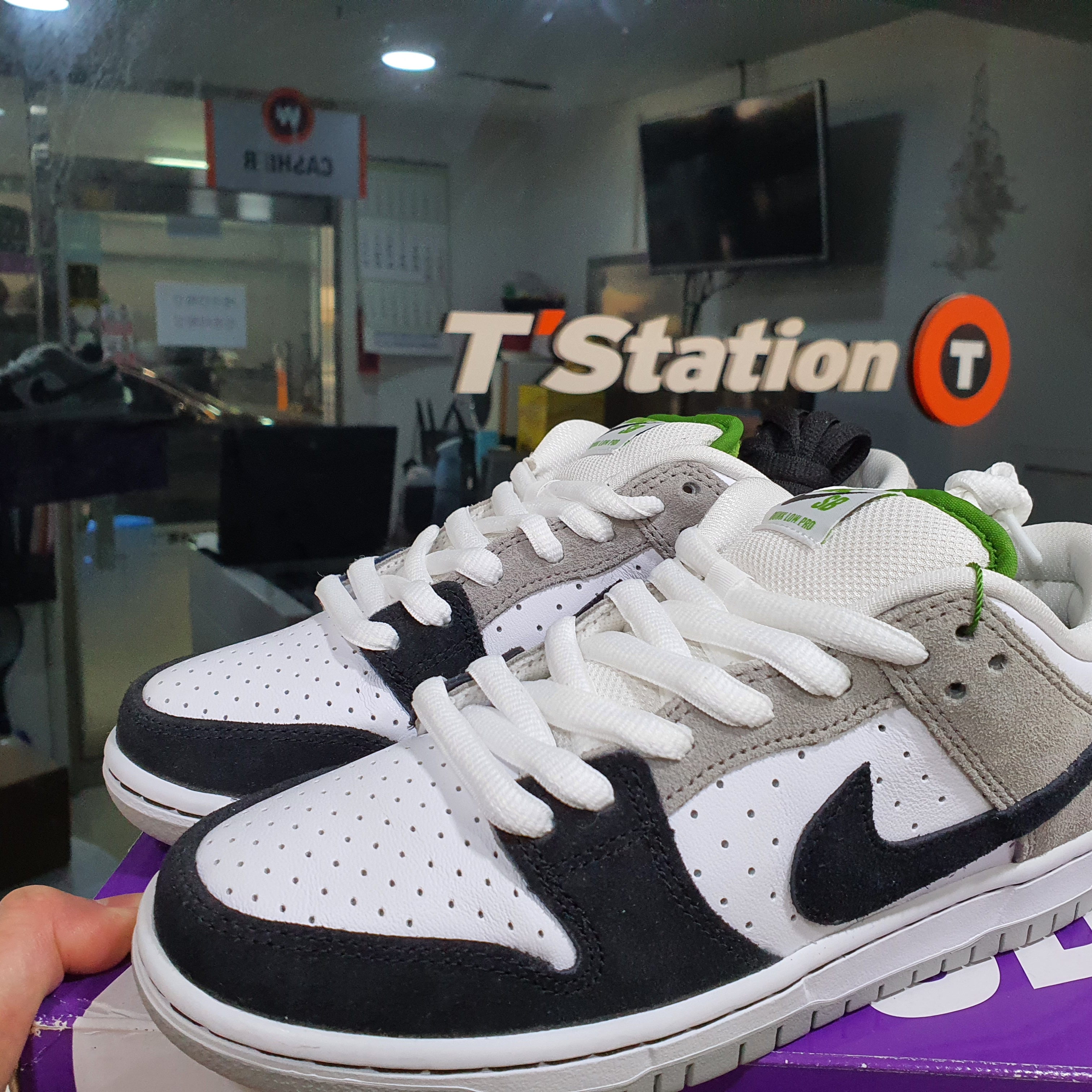 Nike SB Dunk Low Pro Chlorophyll 착용 스타일 - 2