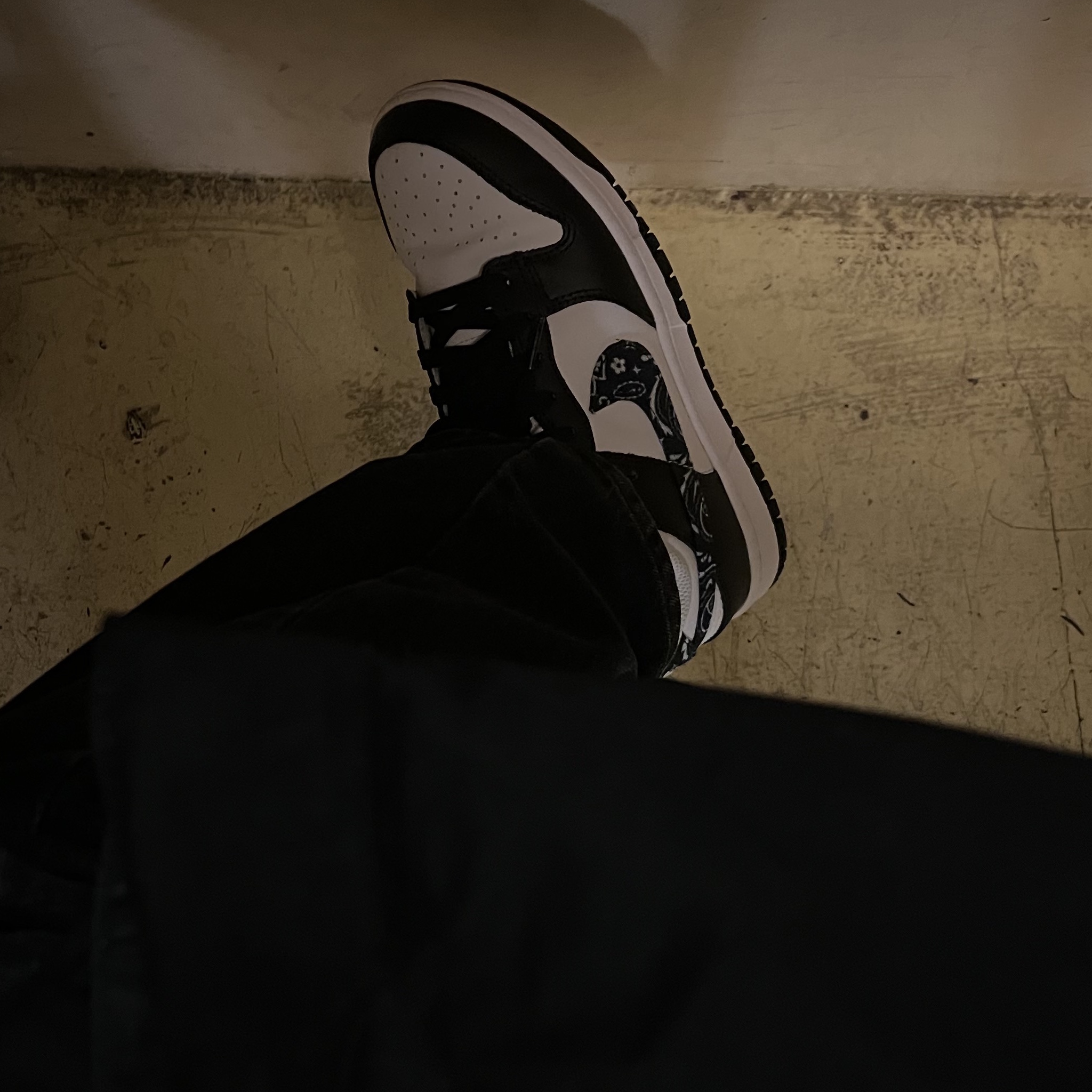 (W) Nike Dunk Low Essential Black Paisley 착용 스타일 - 3