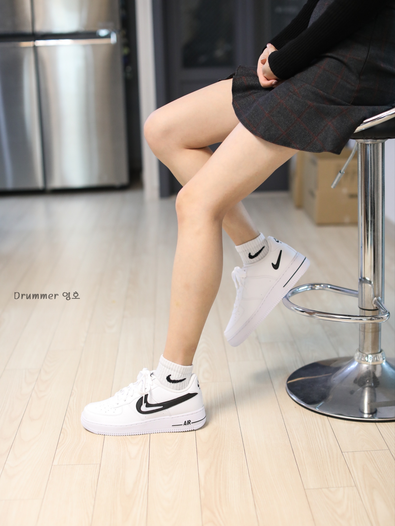 (GS) Nike Air Force 1 Cut Out Swoosh White Black 착용 스타일 - 1