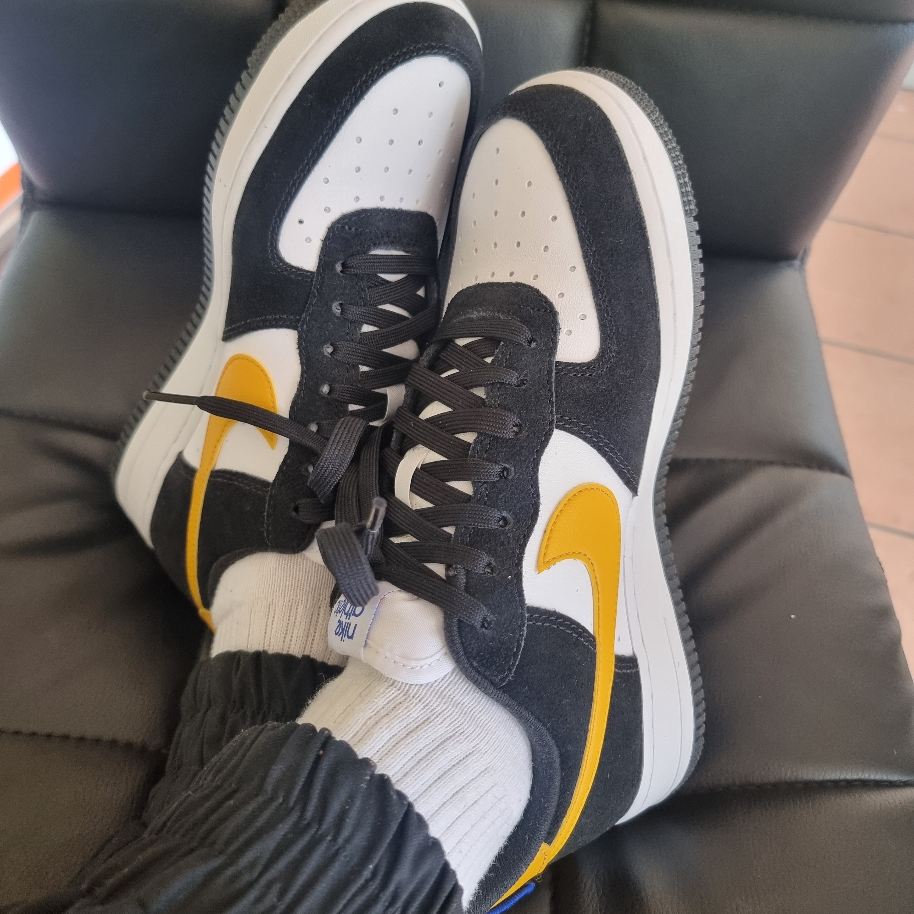 Nike Air Force 1 '07 LV8 Athletic Club Black Dark Sulfur 착용 스타일 - 4