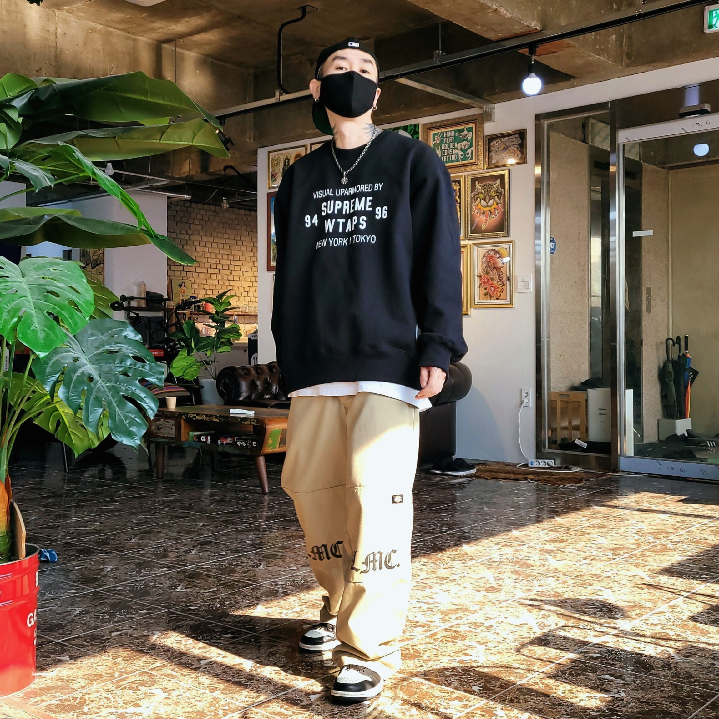 Supreme x WTAPS Crewneck Black - 21FW, Jordan 1 Retro High OG Black Mocha 착용 스타일